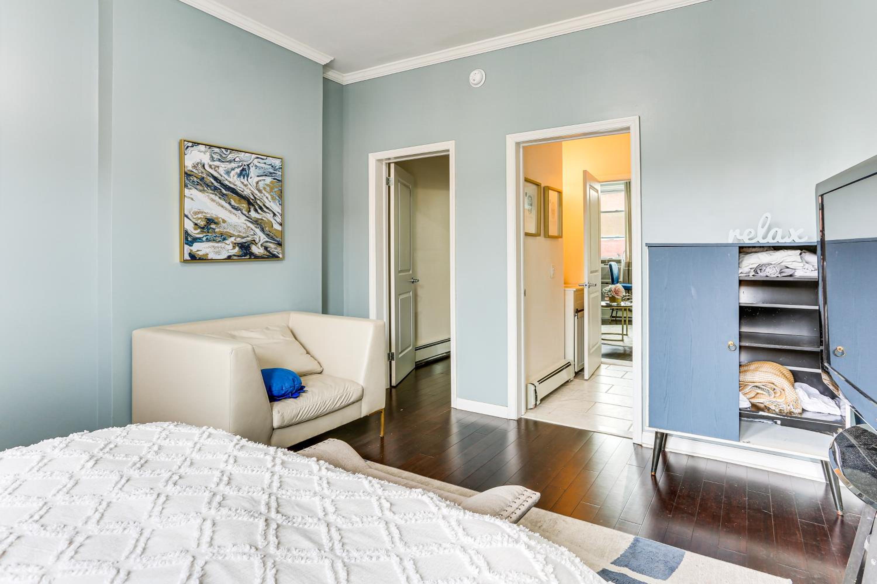 Explore and Work! Stylish Washington Heights Duplex
