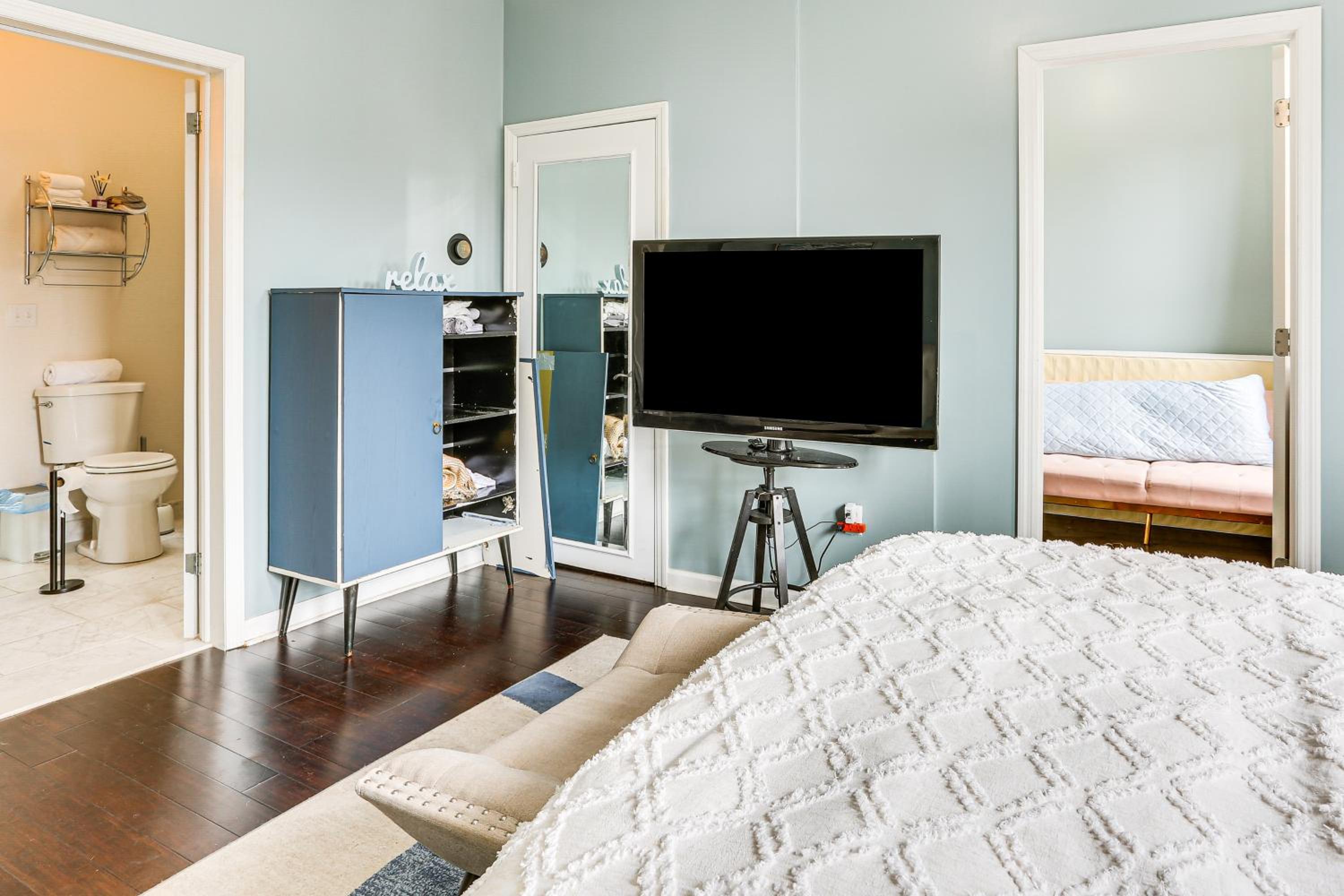 Explore and Work! Stylish Washington Heights Duplex