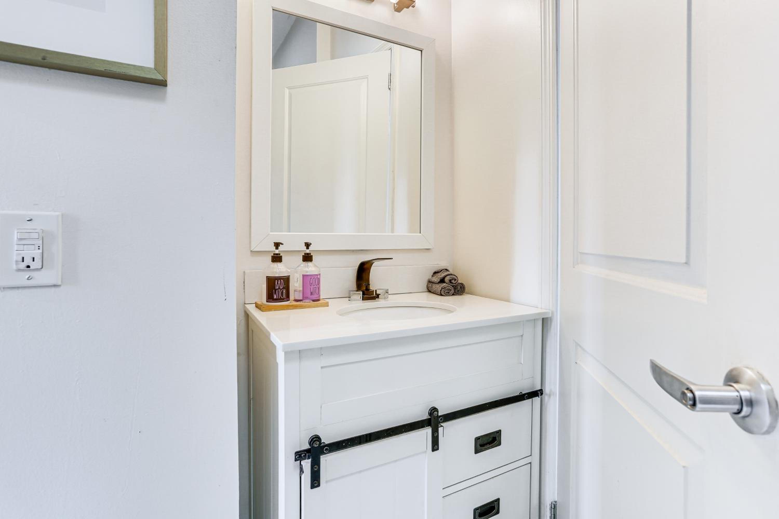 Explore and Work! Stylish Washington Heights Duplex