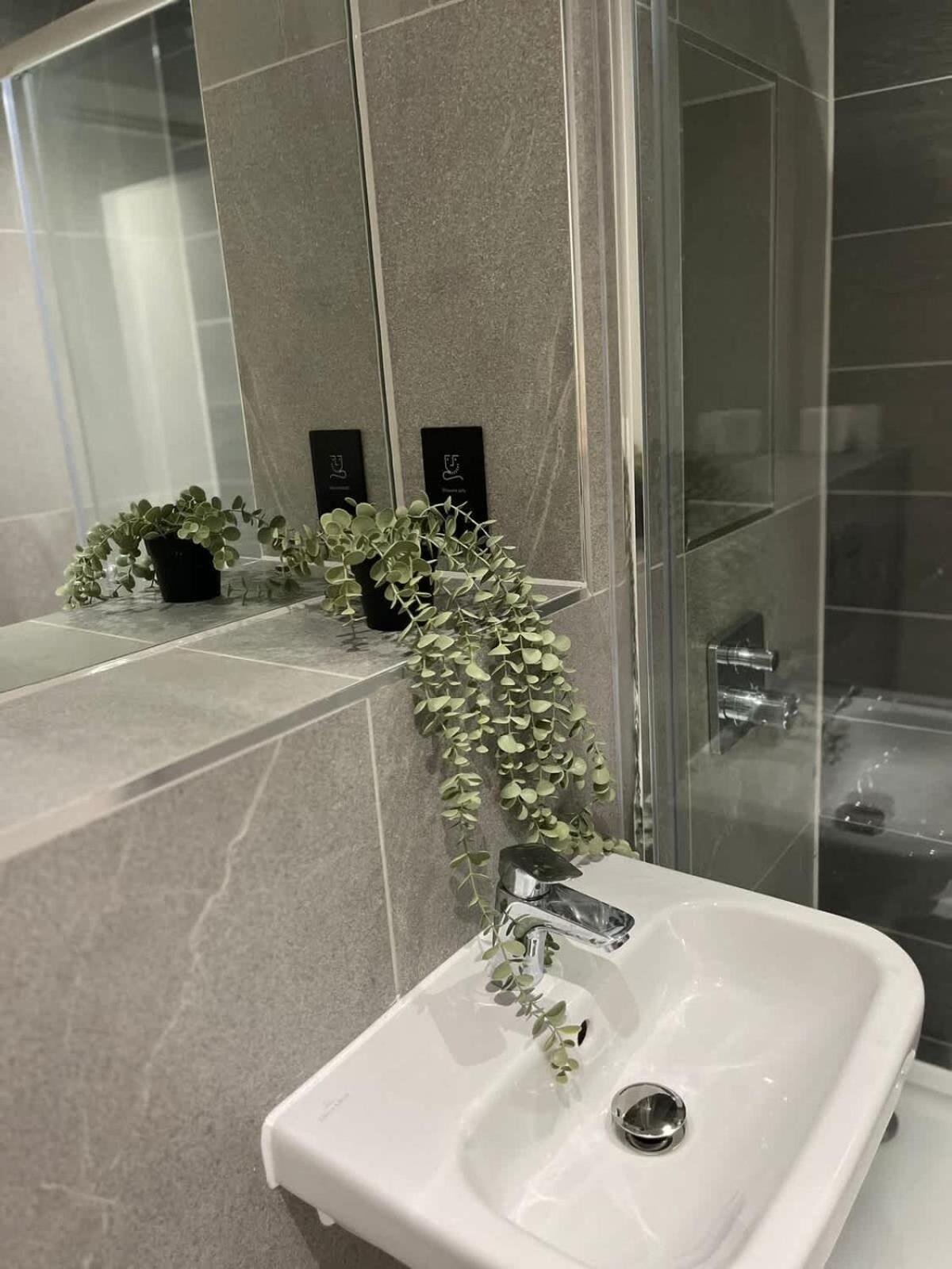 Joyful Group - Deansgate 2BR Chic City Gardens Apartment