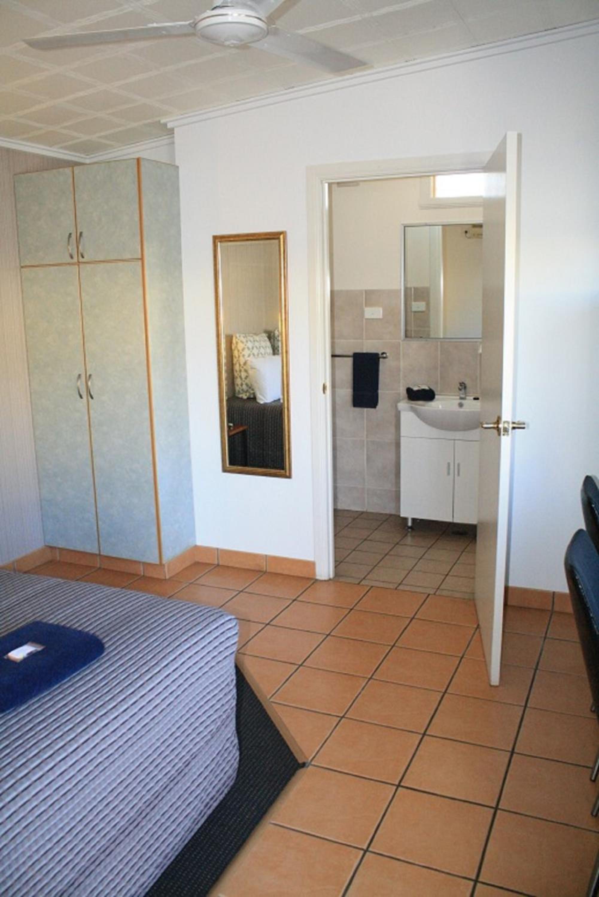 Central Motel Gin Gin