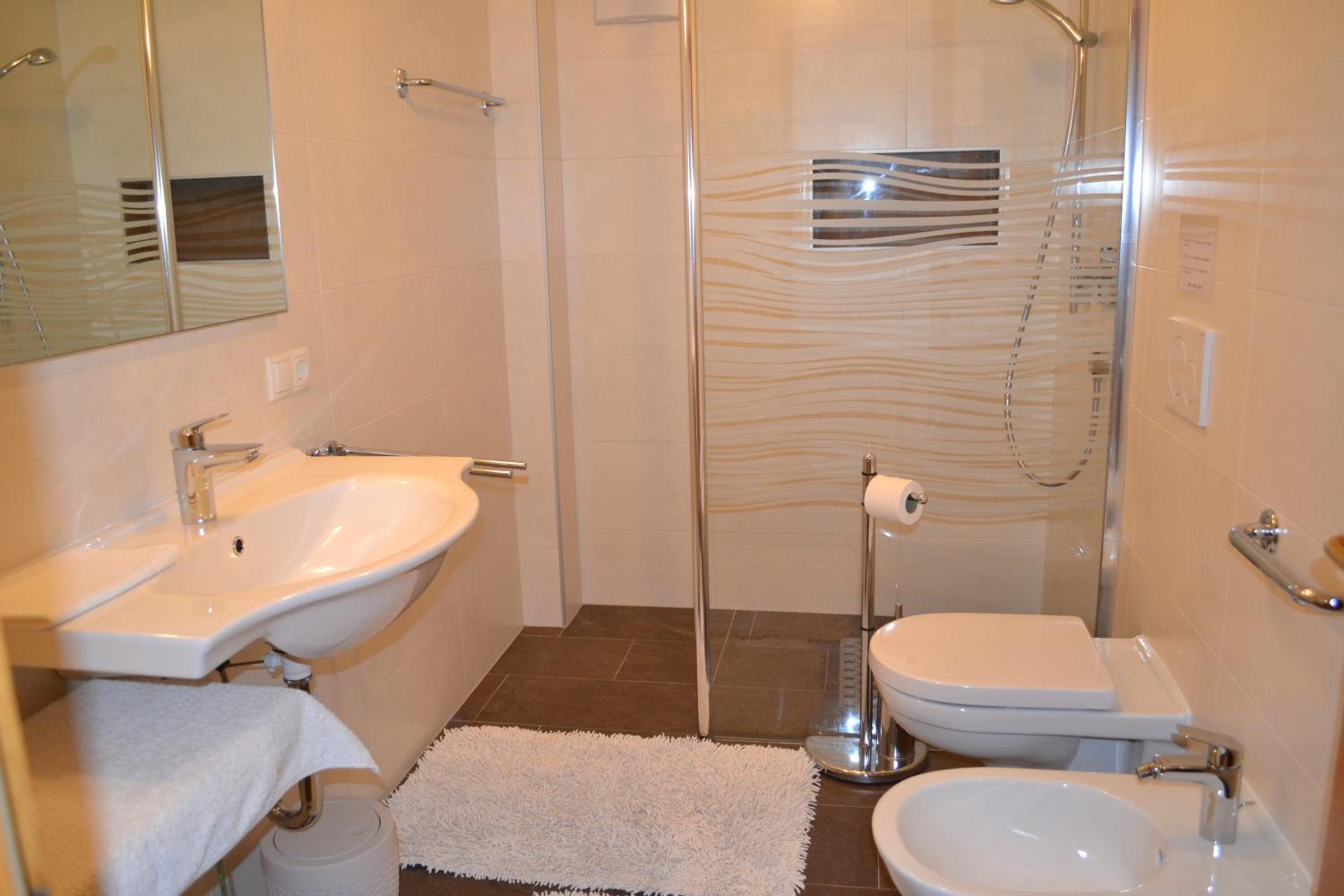 Ferienwohnung Pramstaller en Valdaora — bathroom