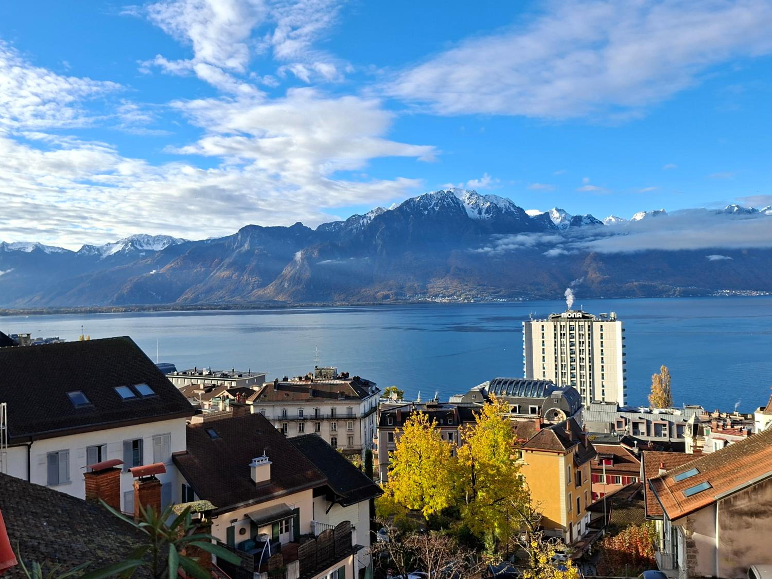 Inspiration room, lake, mountains, balcony in Montreux city center