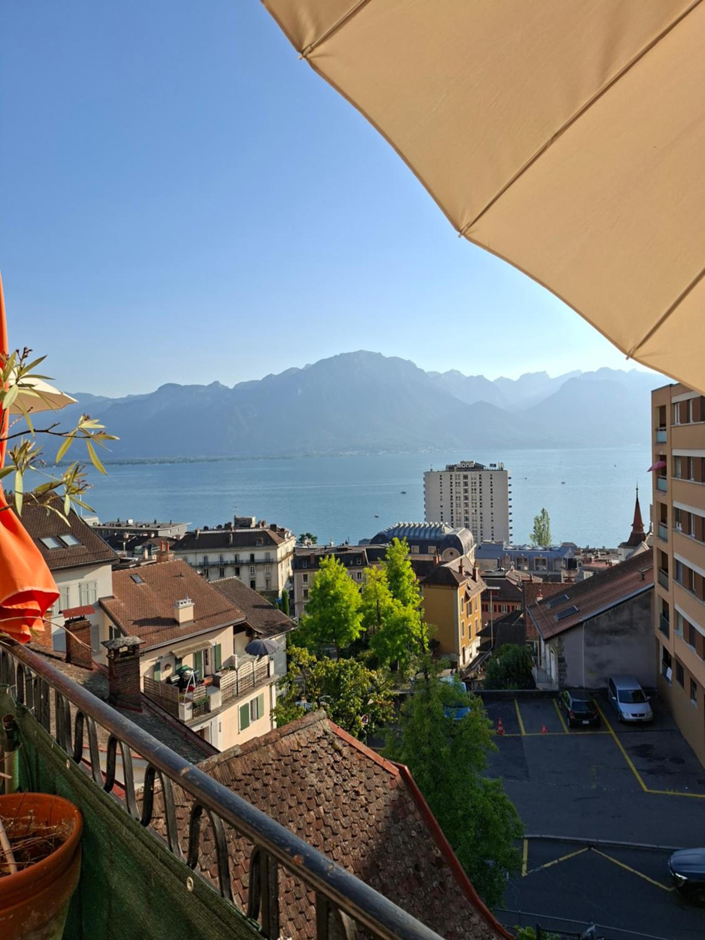 Inspiration room, lake, mountains, balcony in Montreux city center