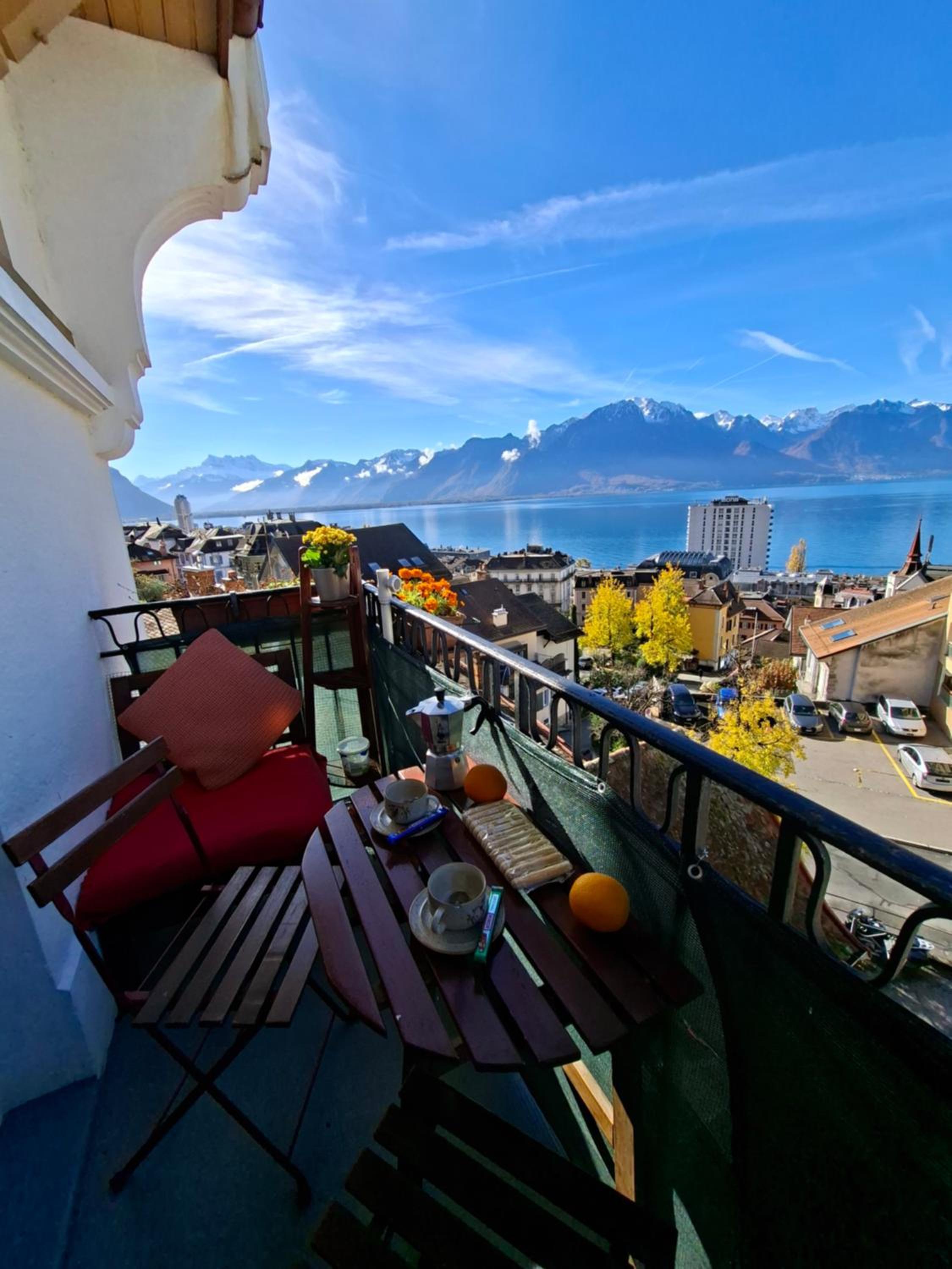 Inspiration room, lake, mountains, balcony in Montreux city center