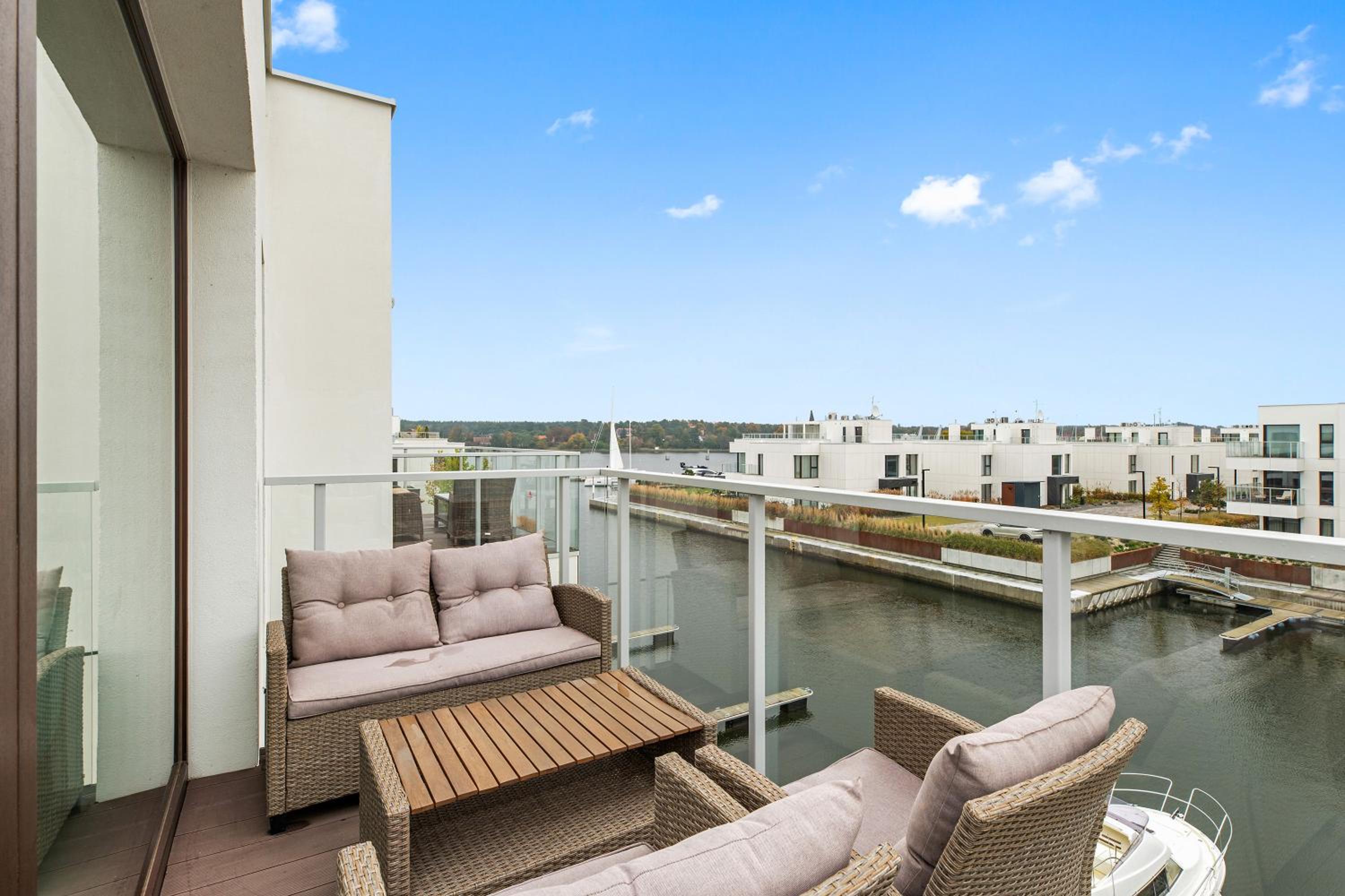 Sol Marina - Pool, SPA, Wellness, Riverview & Parking by Downtown Apartments