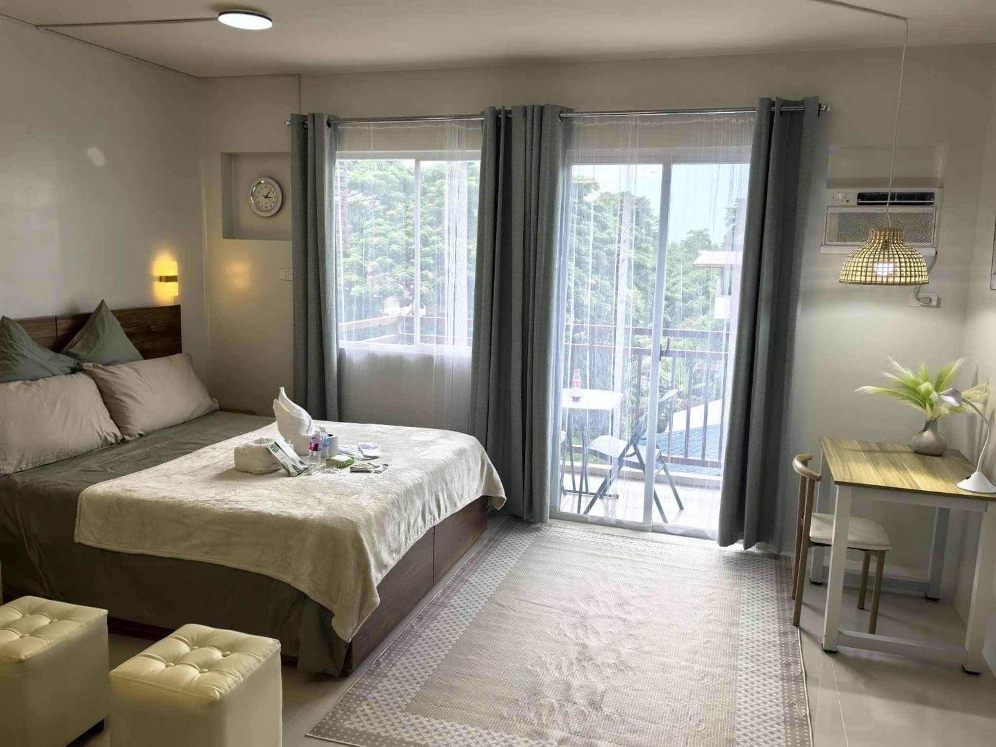 Cozy Studio with Balcony in Palawan Smart Lock, Near Airport, Netflix, Free Wifi