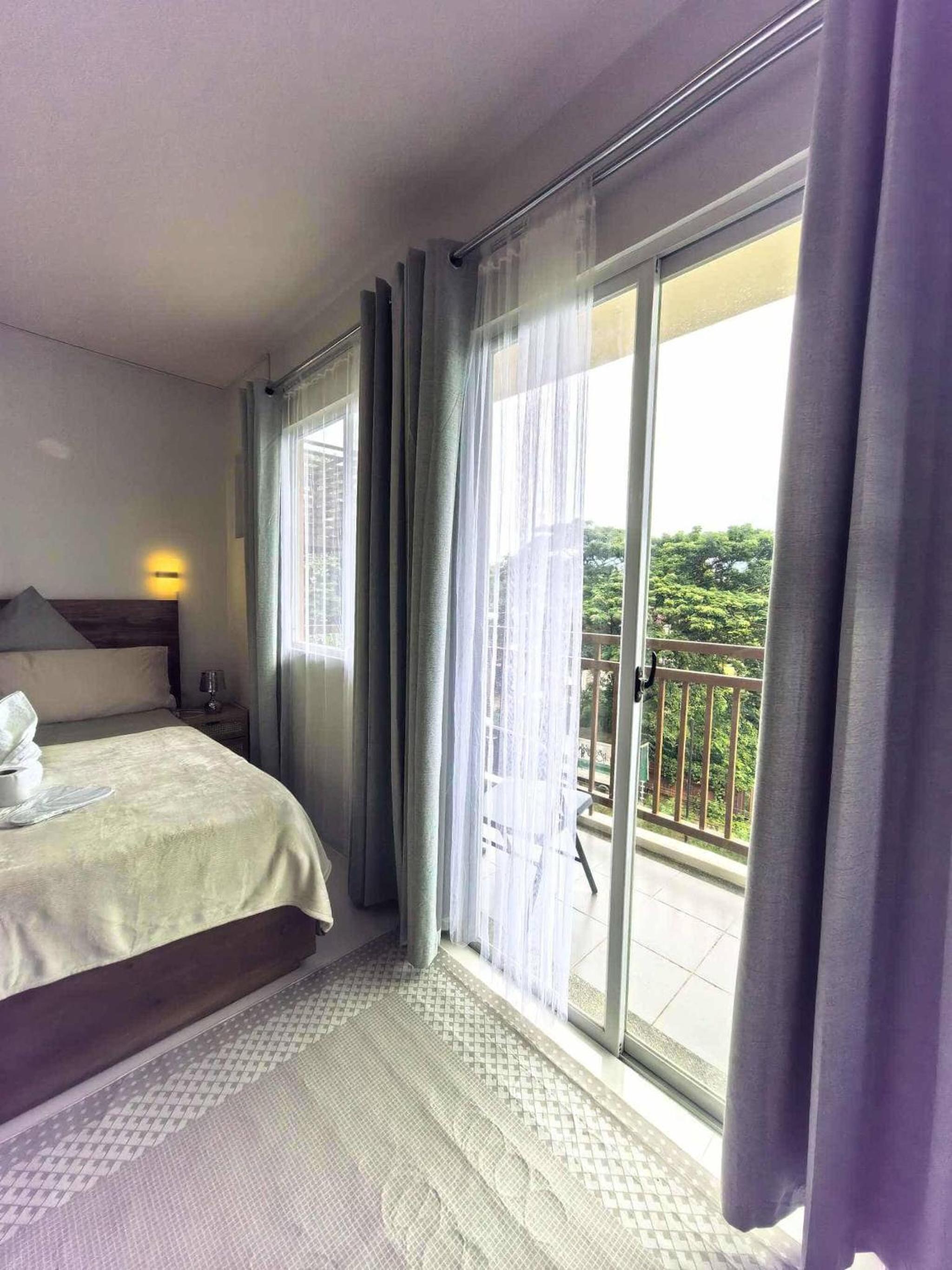 Cozy Studio with Balcony in Palawan Smart Lock, Near Airport, Netflix, Free Wifi