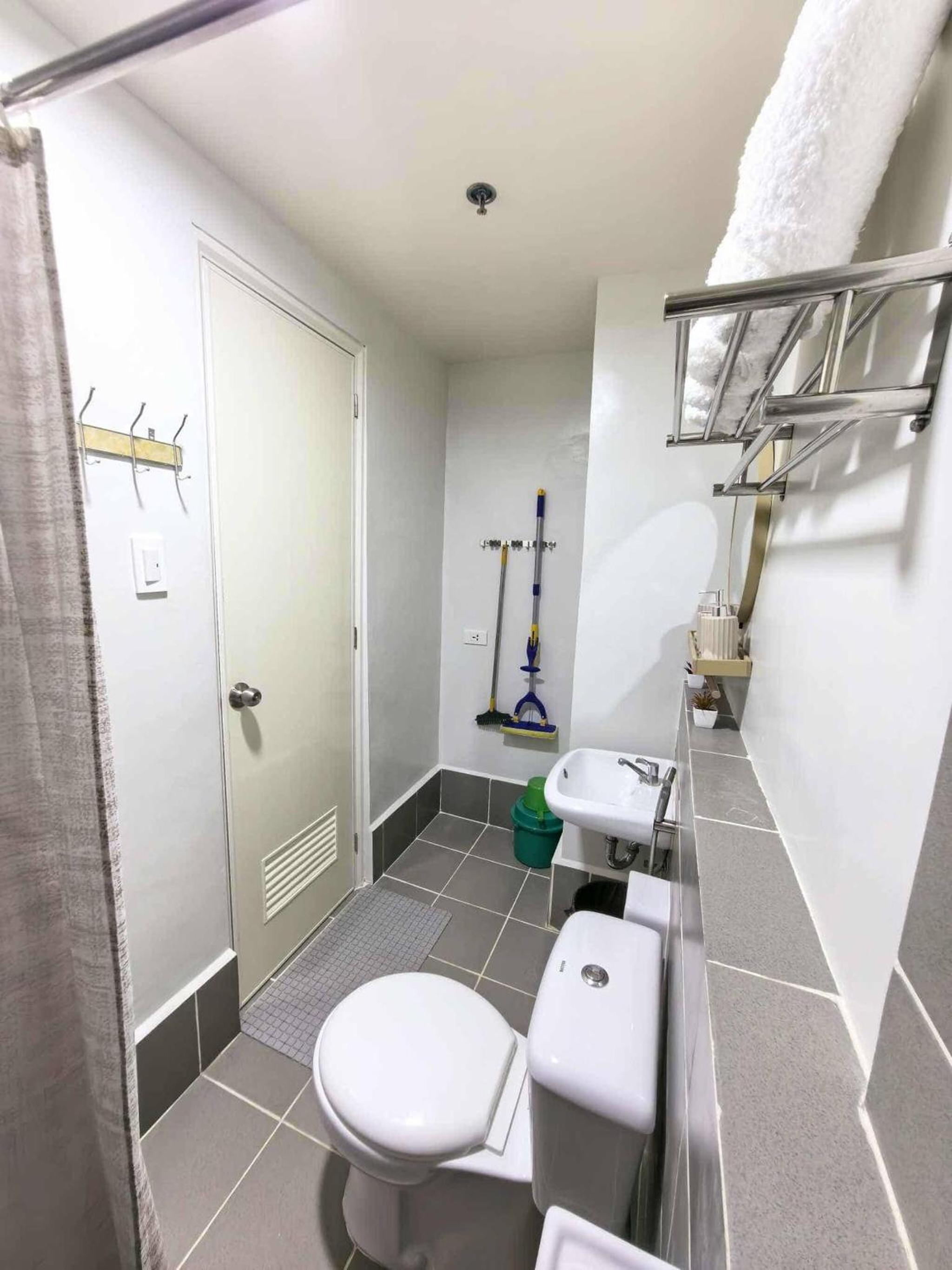 Cozy Studio with Balcony in Palawan Smart Lock, Near Airport, Netflix, Free Wifi