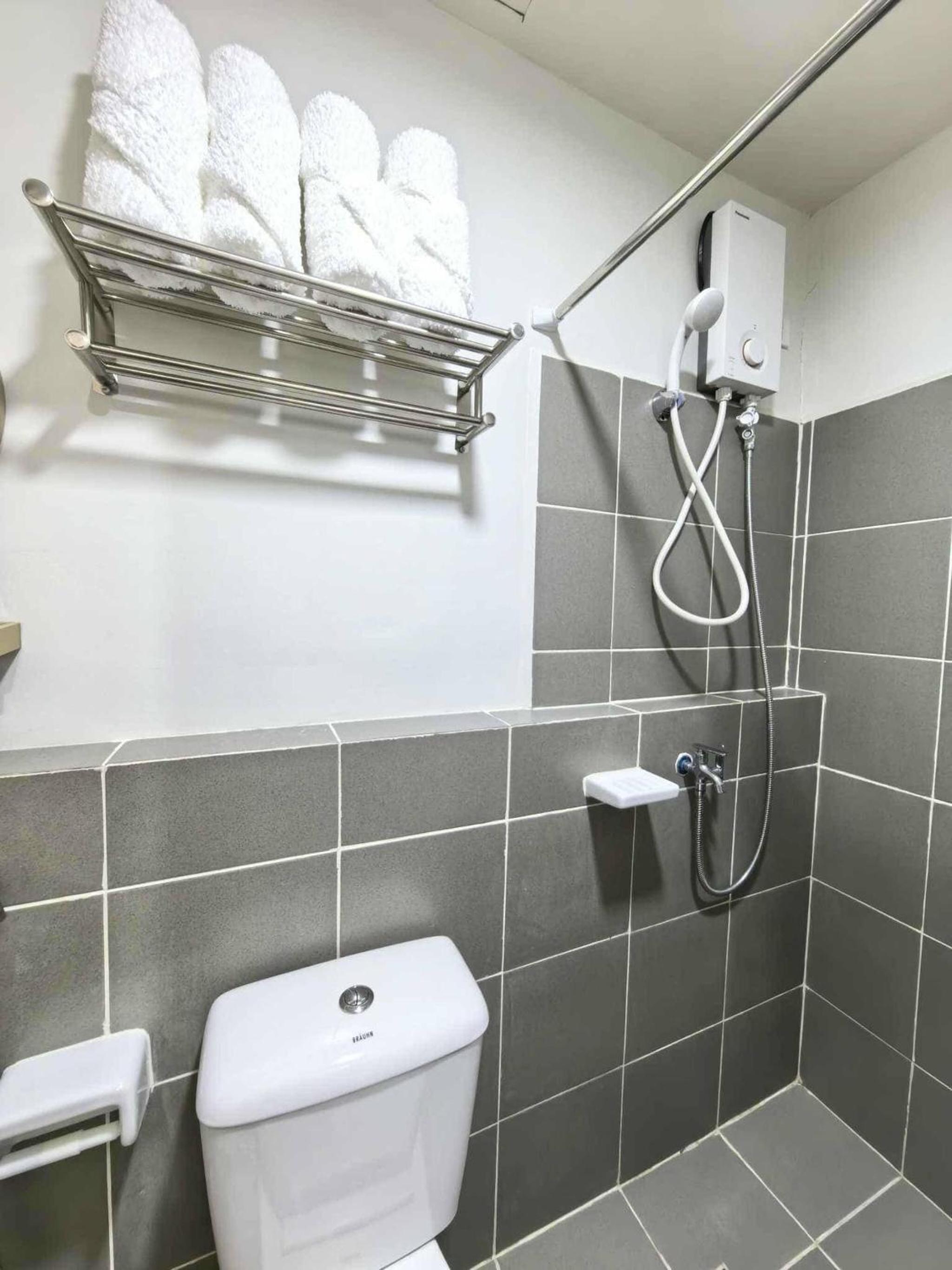 Cozy Studio with Balcony in Palawan Smart Lock, Near Airport, Netflix, Free Wifi