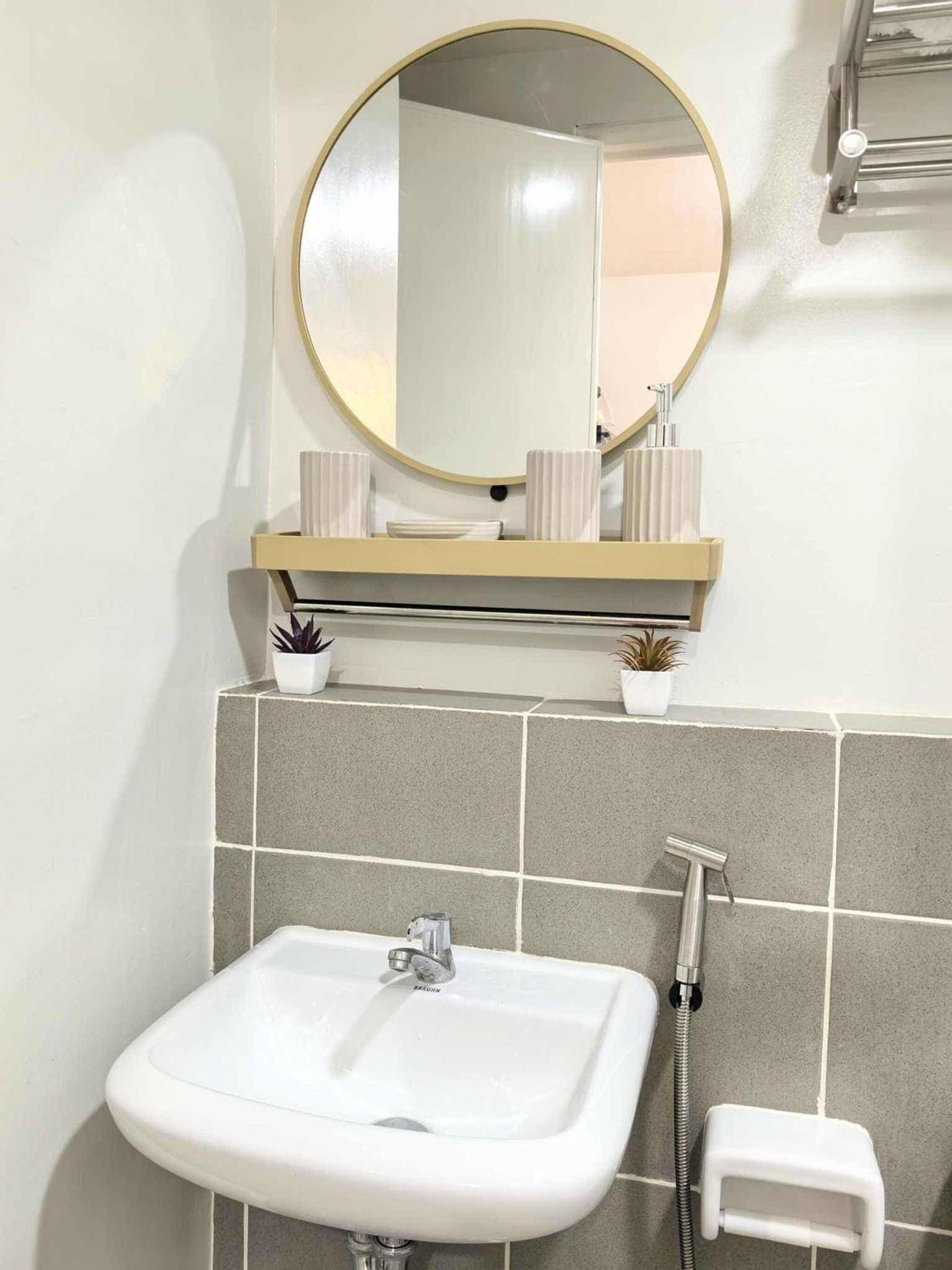 Cozy Studio with Balcony in Palawan Smart Lock, Near Airport, Netflix, Free Wifi
