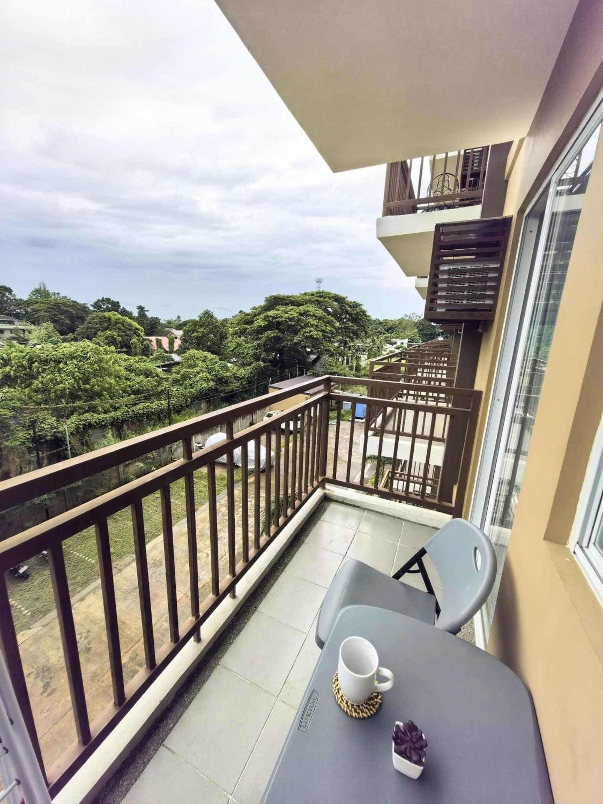 Cozy Studio with Balcony in Palawan Smart Lock, Near Airport, Netflix, Free Wifi