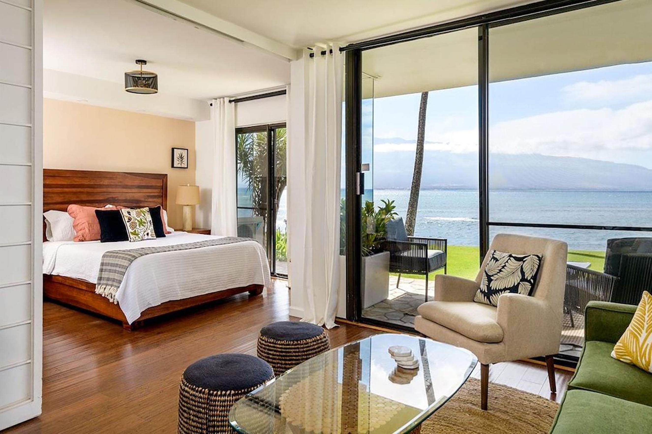 Oceanfront Lauloa 106 - Ground Floor, Modern Renovation, Split-AC, Walk to Beach