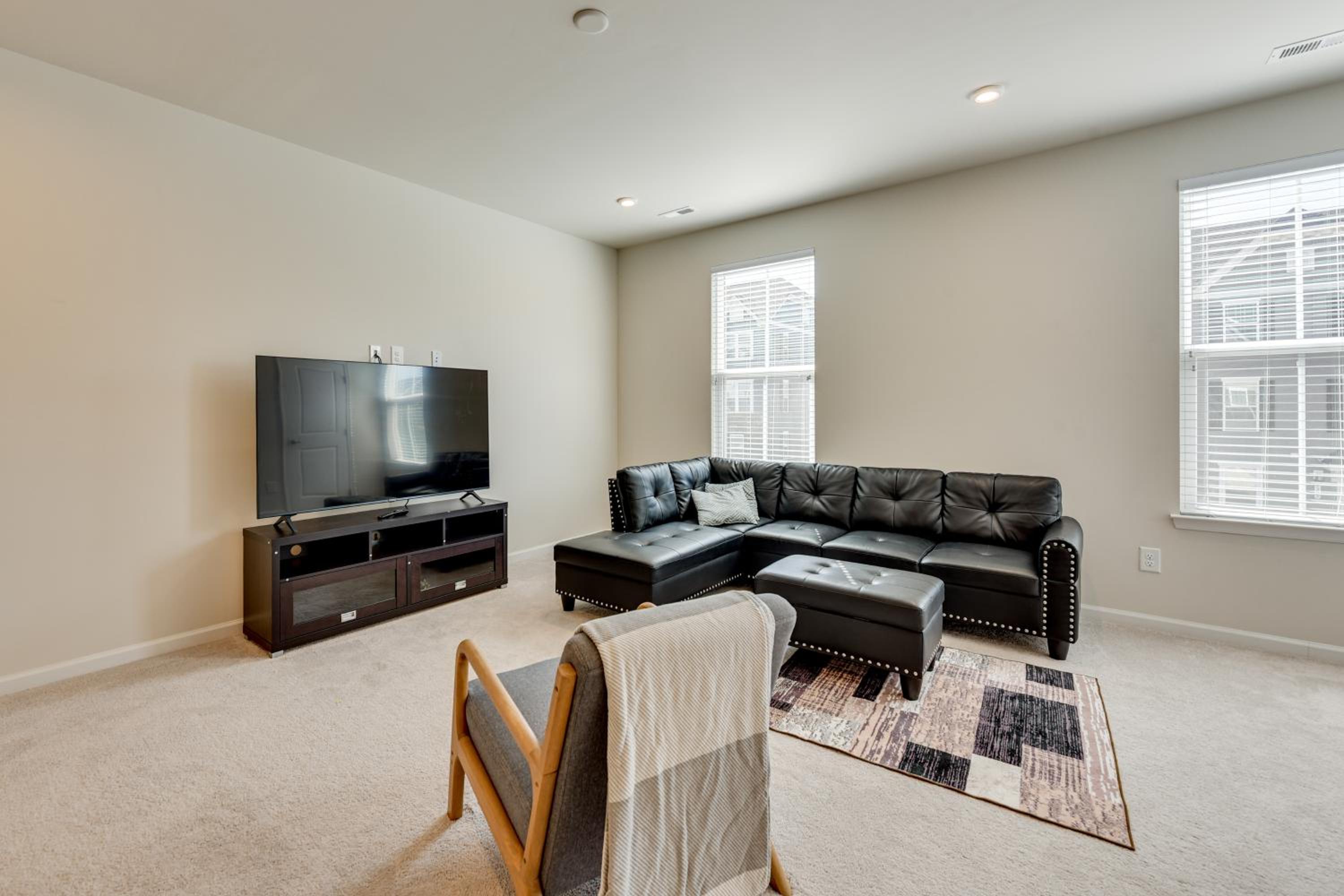 Room to Work and Relax! Spacious Unit Near Charlotte