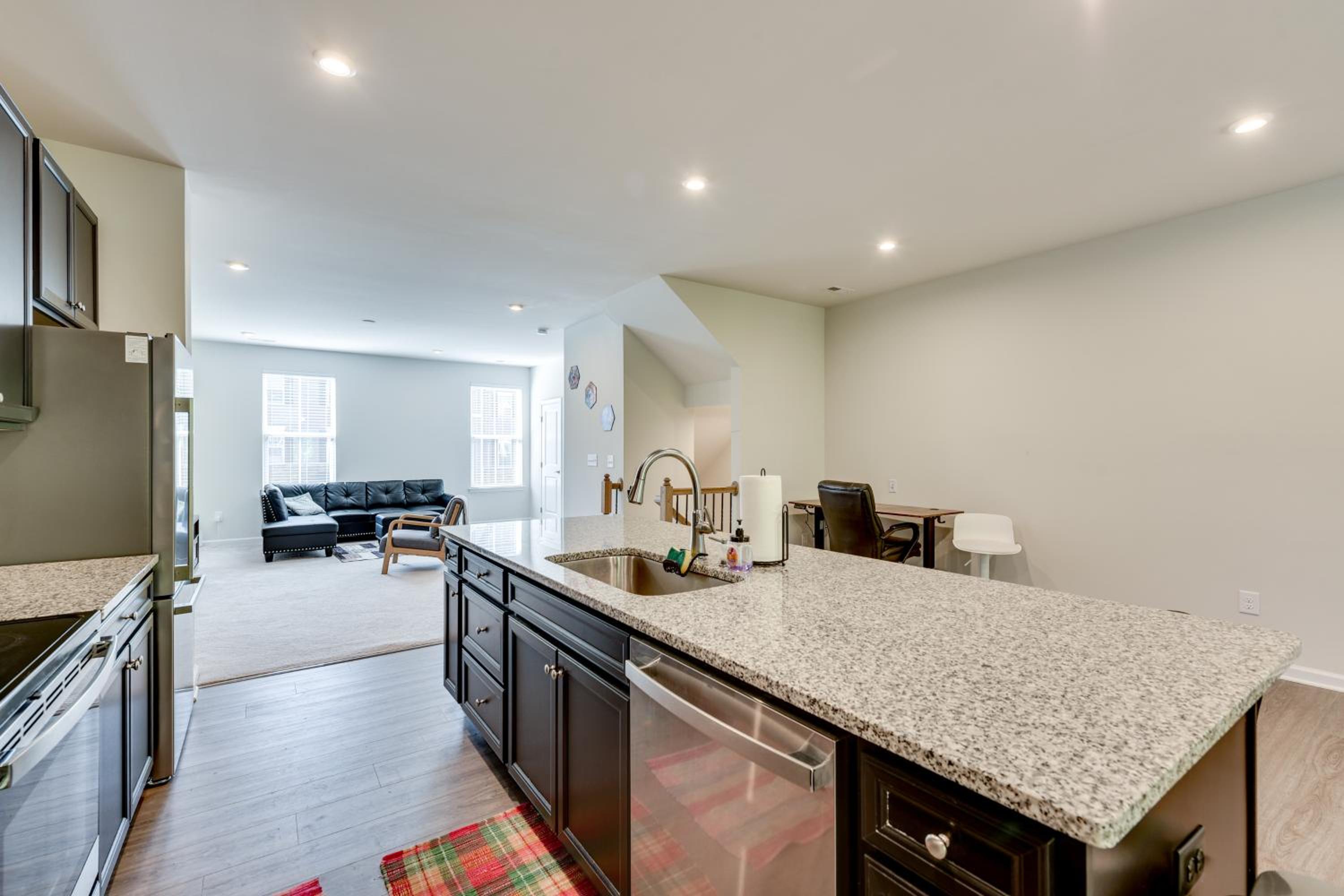 Room to Work and Relax! Spacious Unit Near Charlotte