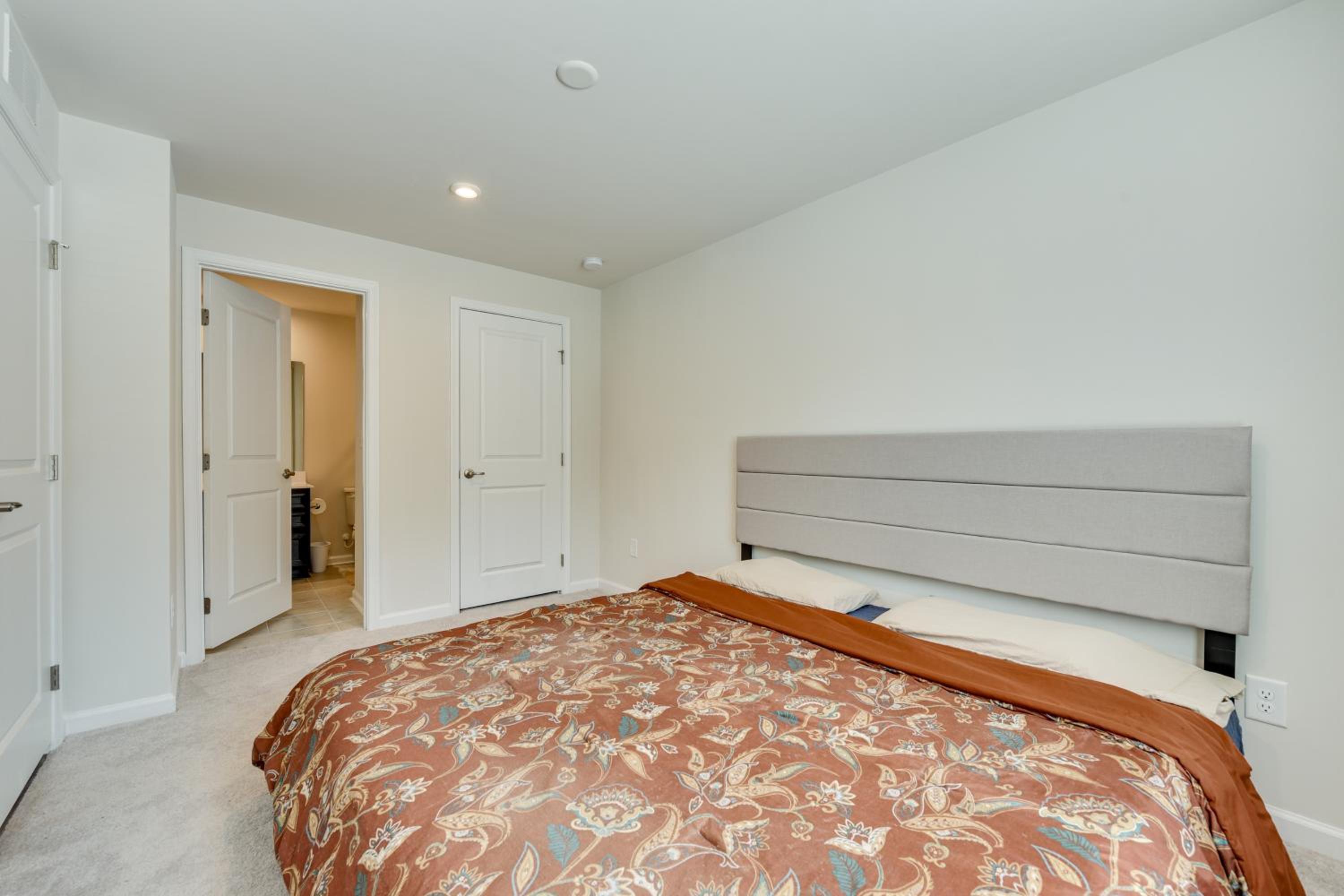 Room to Work and Relax! Spacious Unit Near Charlotte