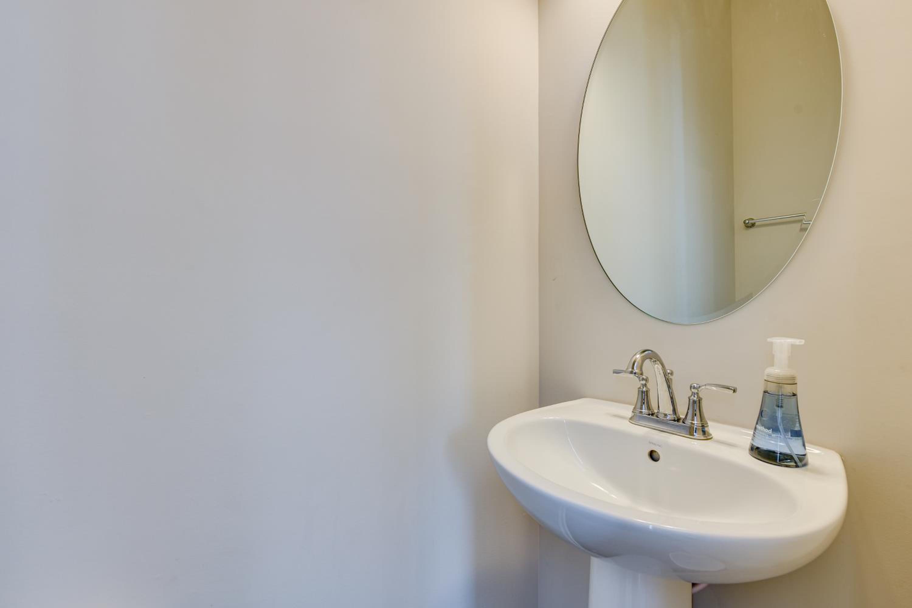 Room to Work and Relax! Spacious Unit Near Charlotte