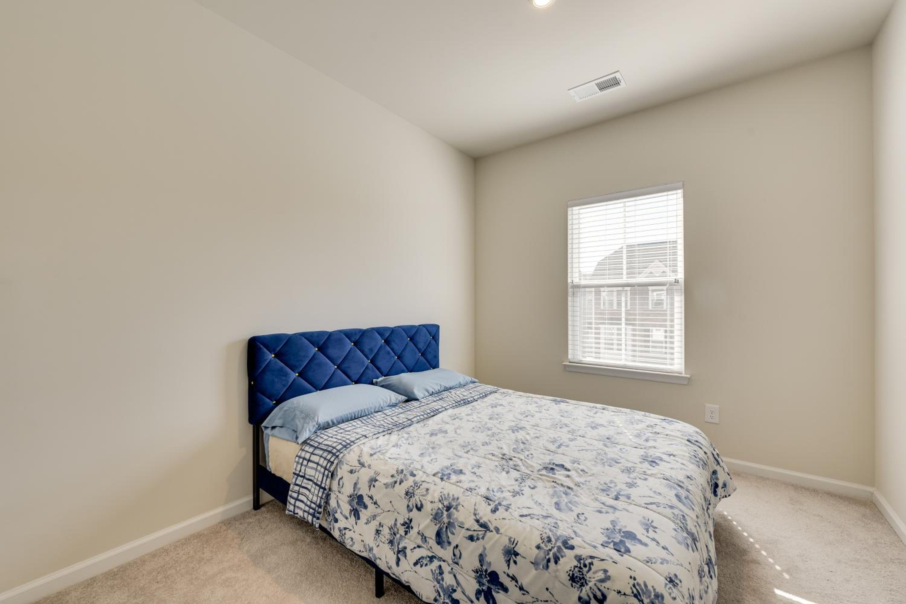 Room to Work and Relax! Spacious Unit Near Charlotte
