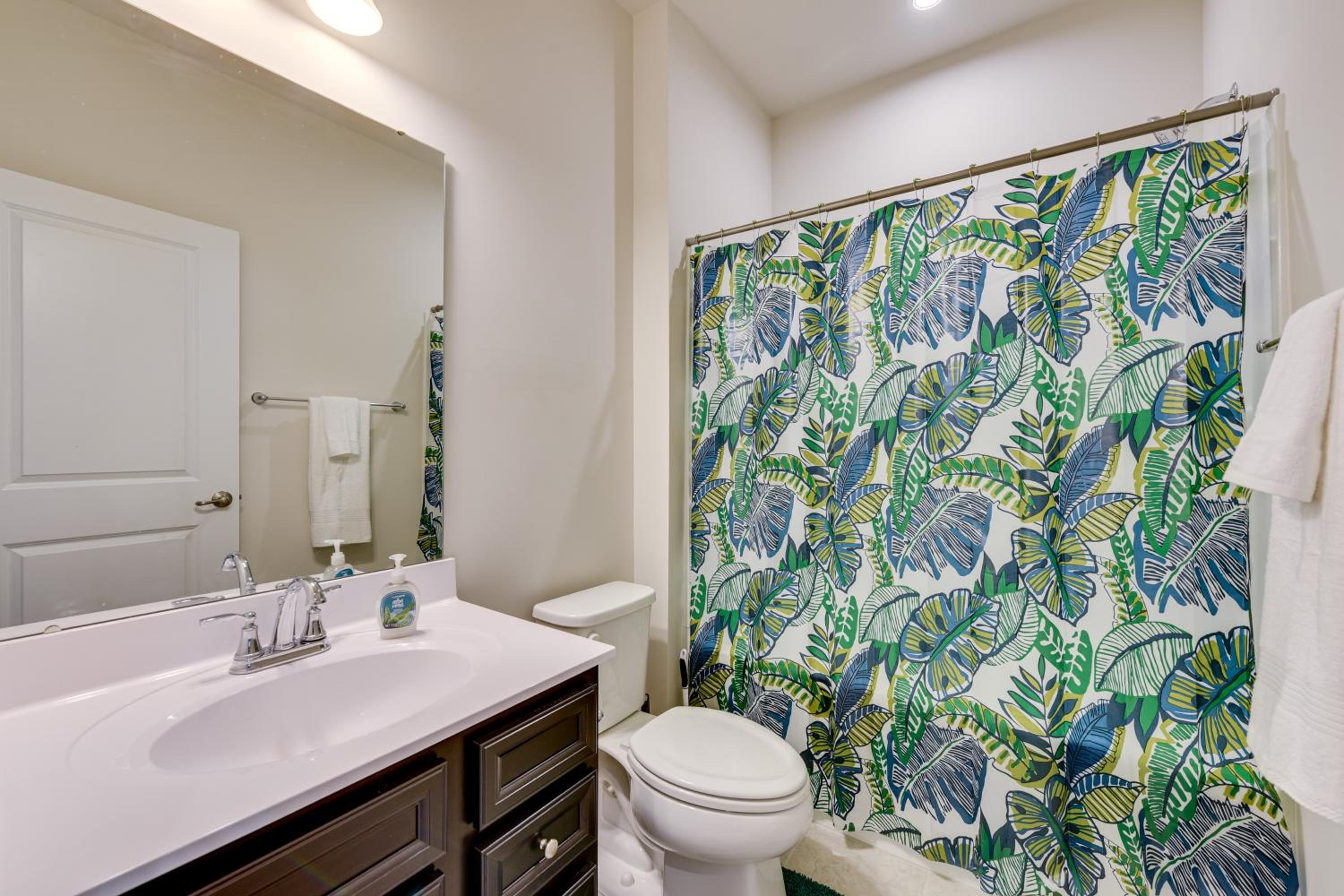 Room to Work and Relax! Spacious Unit Near Charlotte