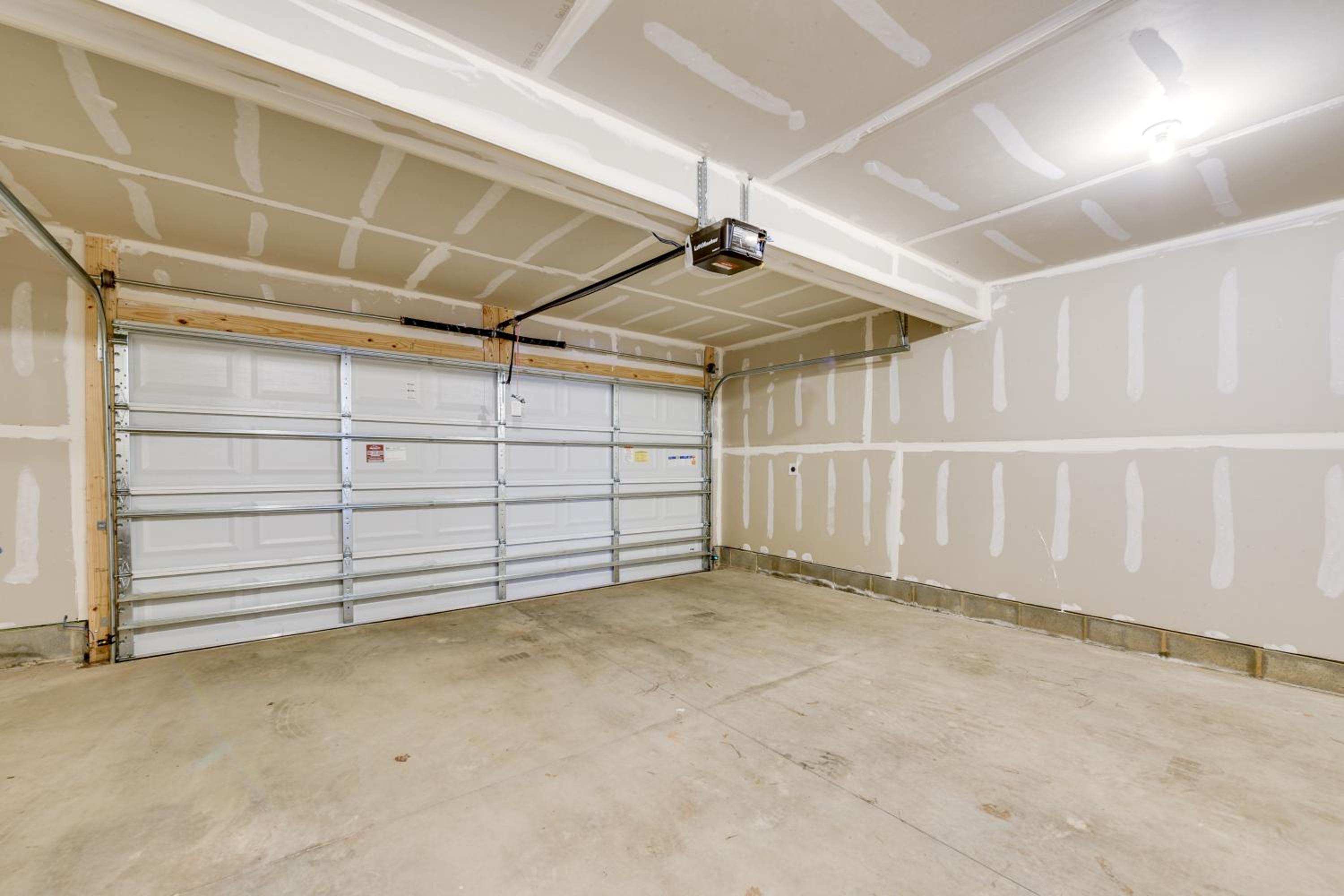 Room to Work and Relax! Spacious Unit Near Charlotte