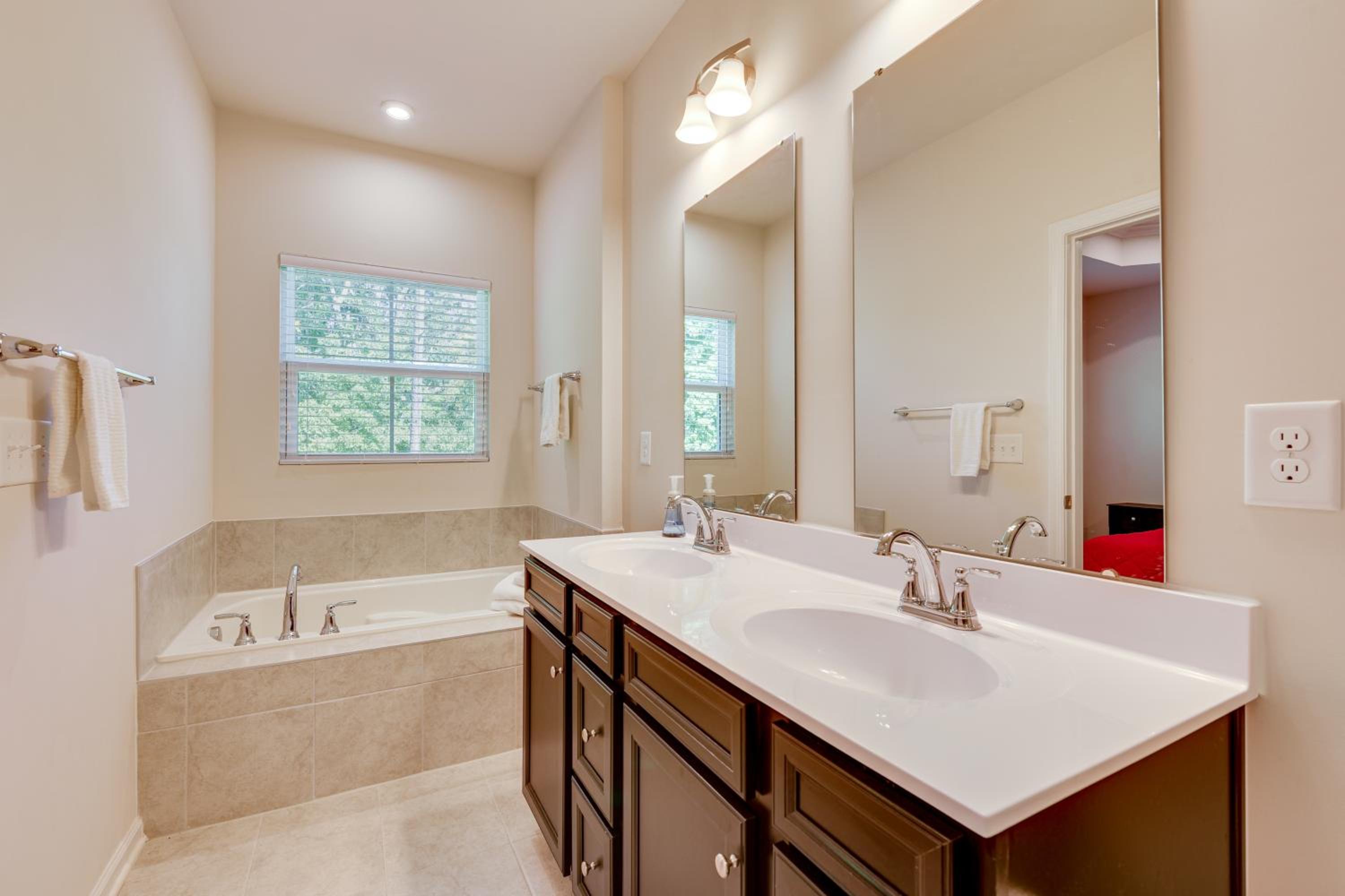 Room to Work and Relax! Spacious Unit Near Charlotte