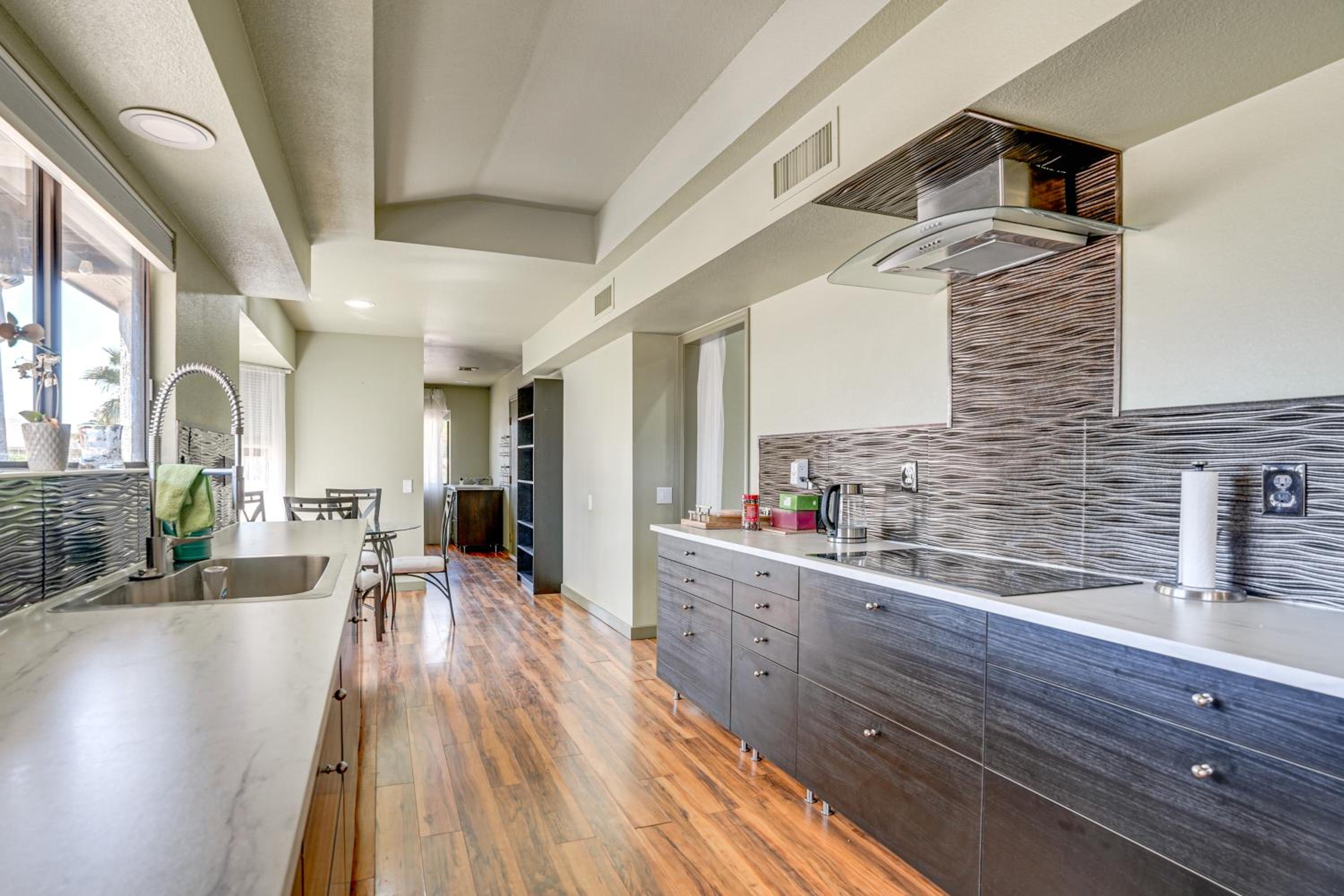 Families Welcome! Dog-Friendly Glendale Home
