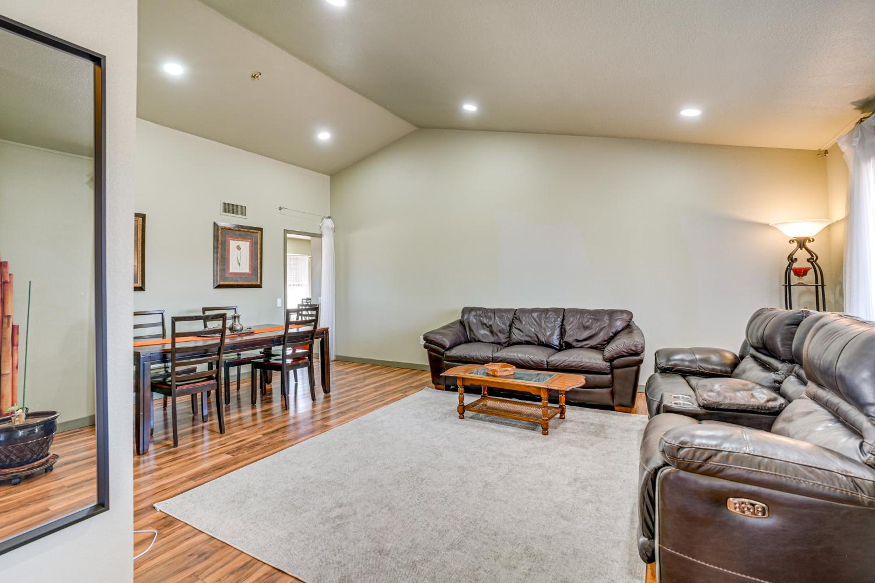Families Welcome! Dog-Friendly Glendale Home
