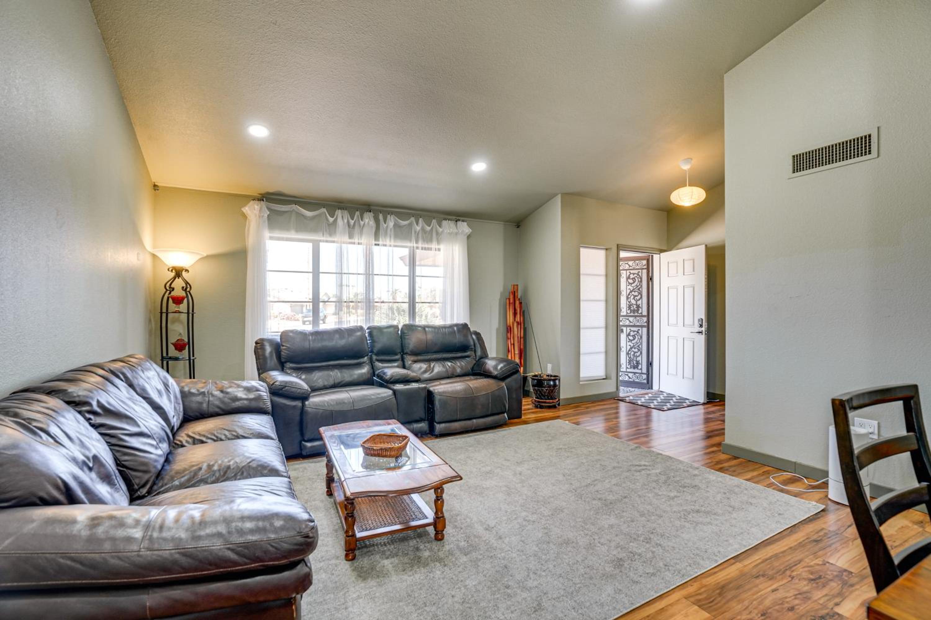 Families Welcome! Dog-Friendly Glendale Home