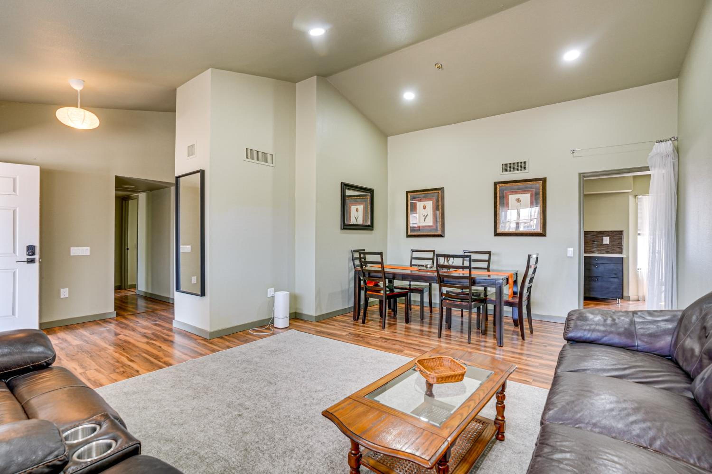 Families Welcome! Dog-Friendly Glendale Home