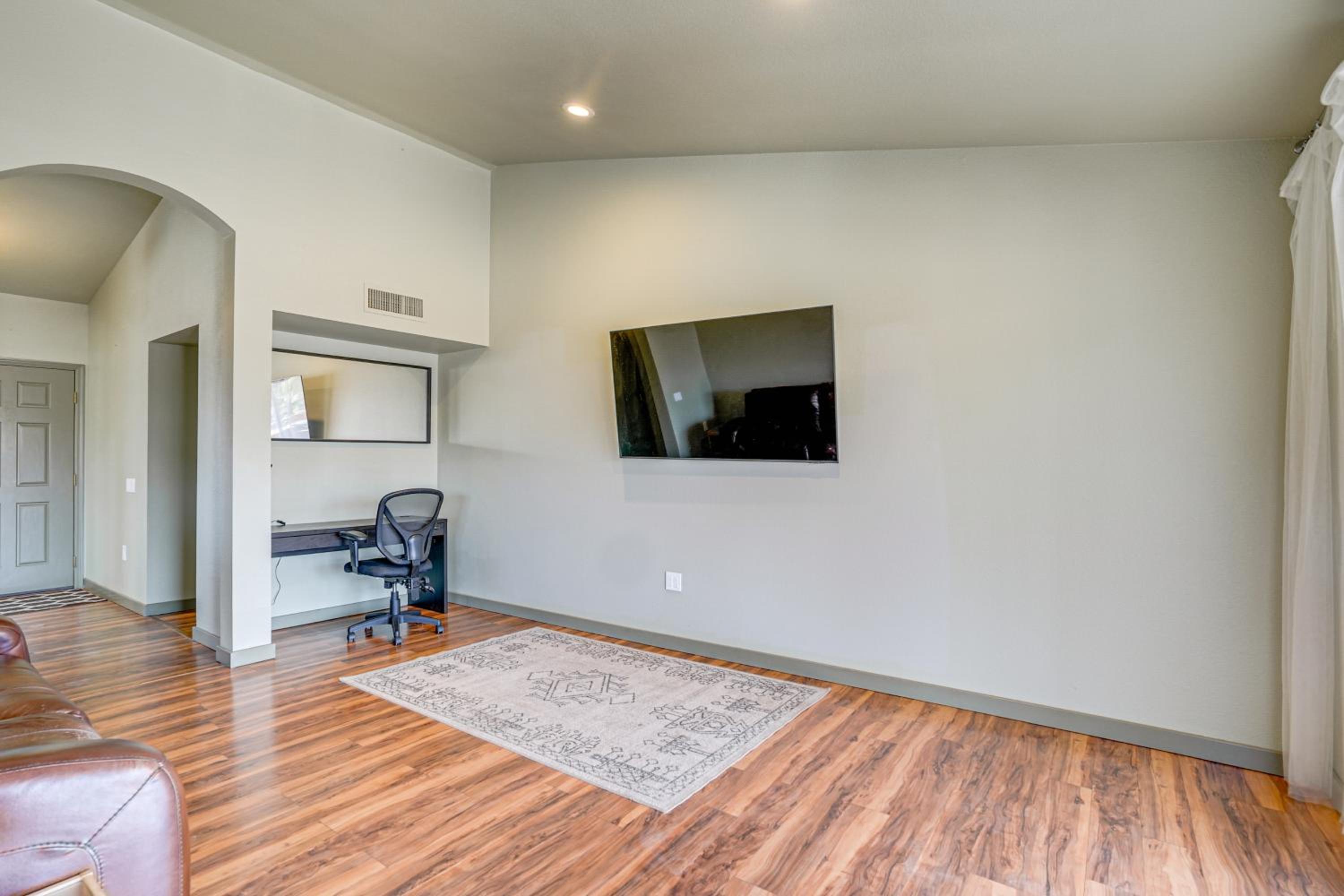 Families Welcome! Dog-Friendly Glendale Home