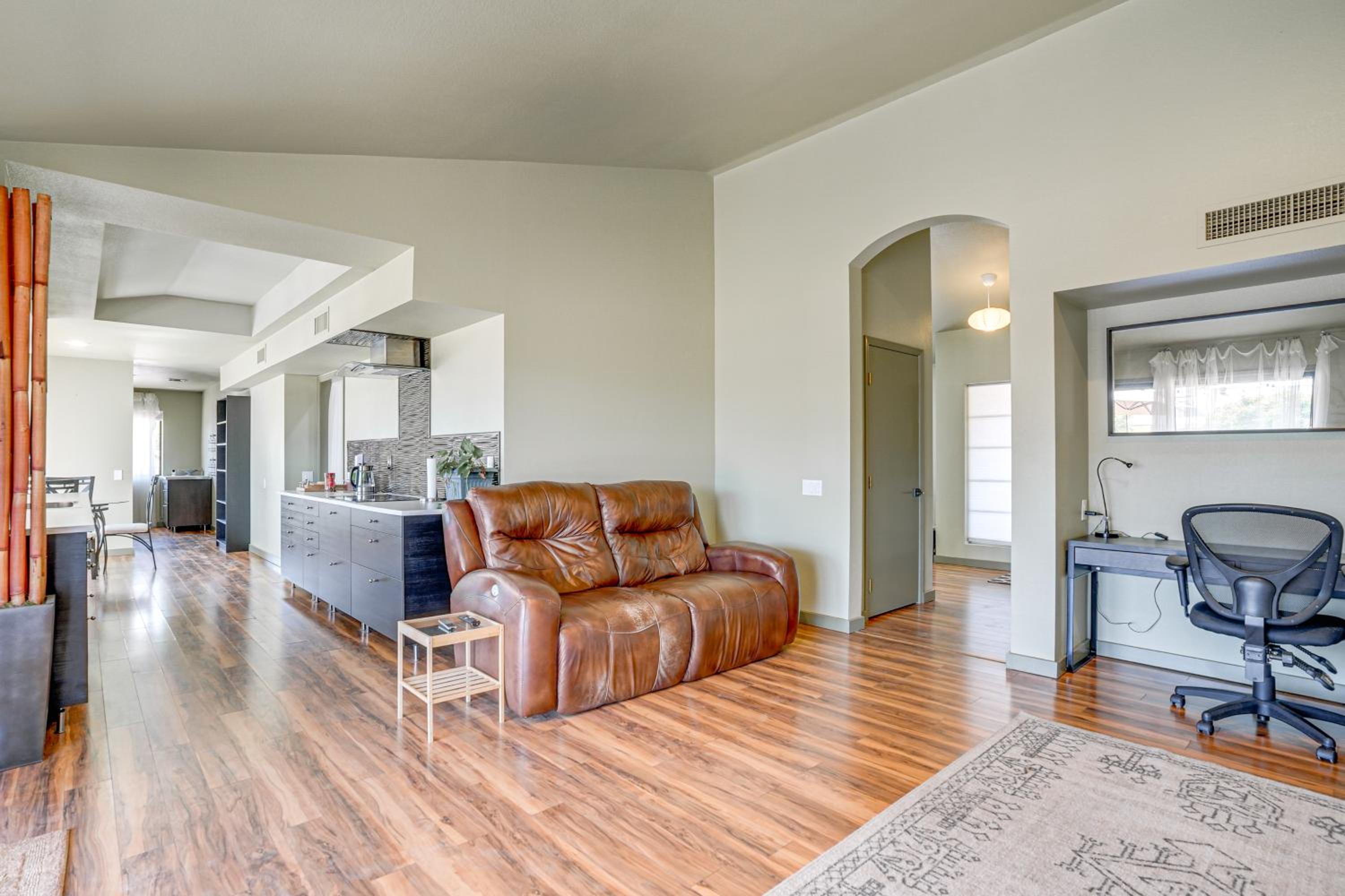 Families Welcome! Dog-Friendly Glendale Home