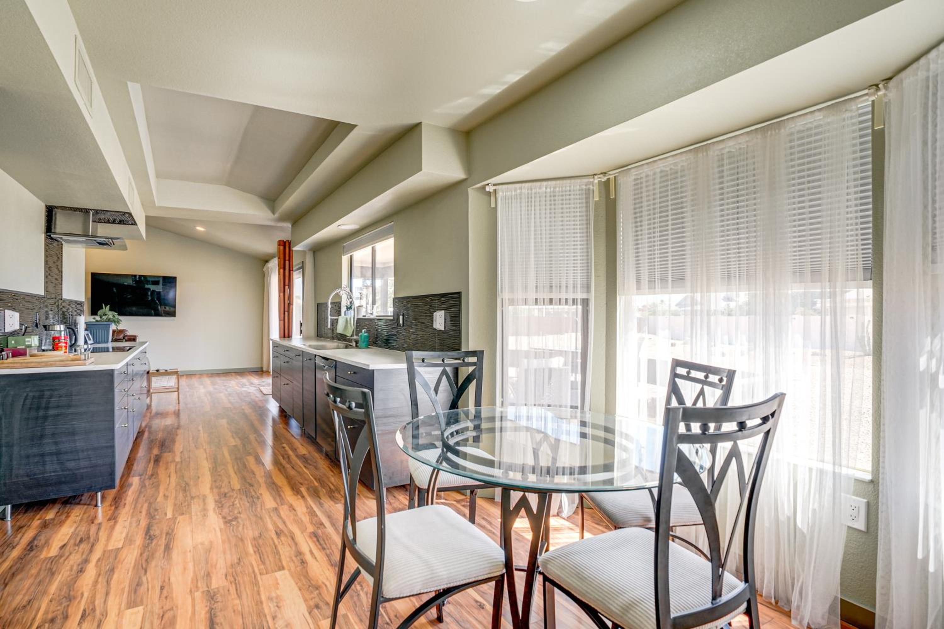 Families Welcome! Dog-Friendly Glendale Home