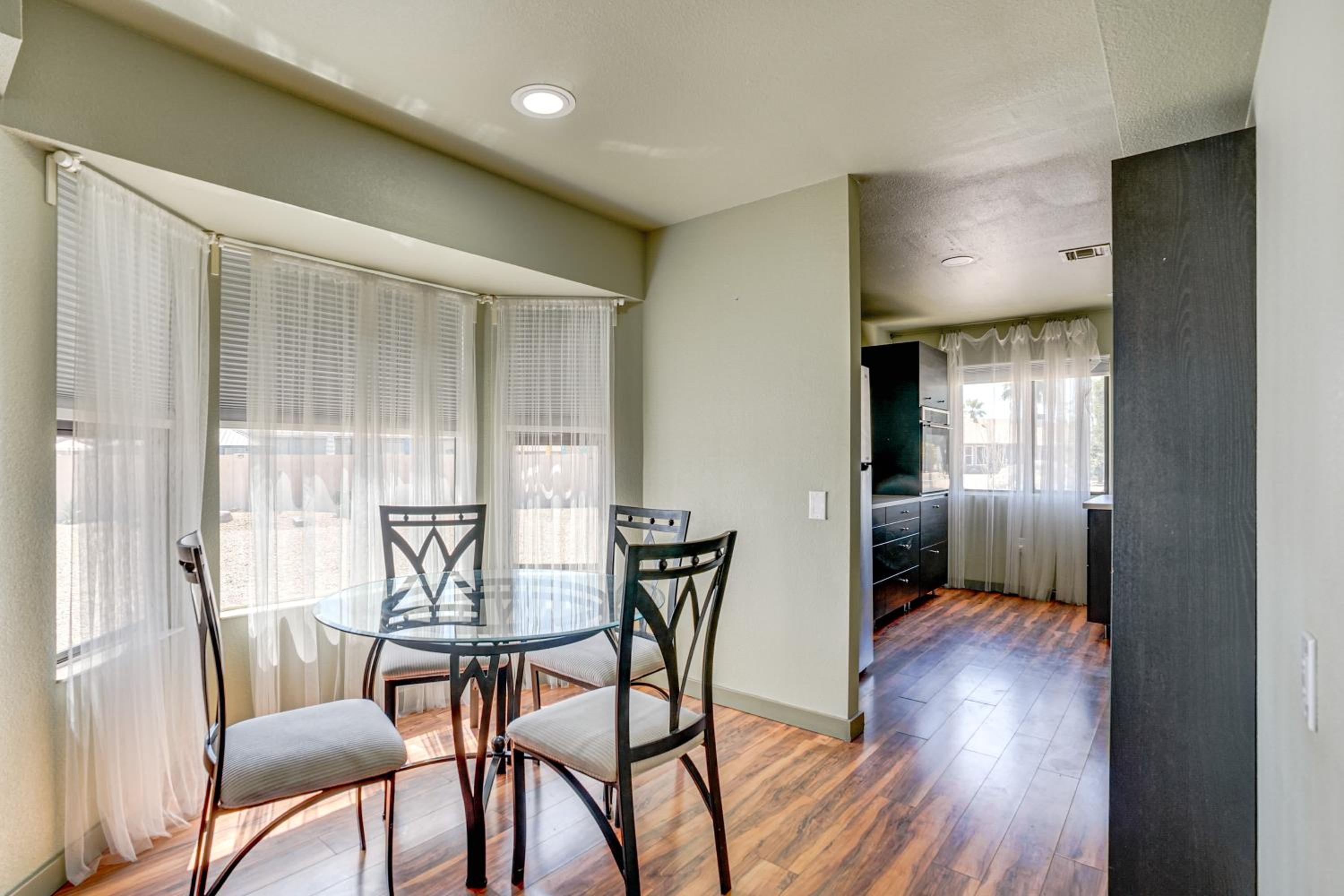 Families Welcome! Dog-Friendly Glendale Home