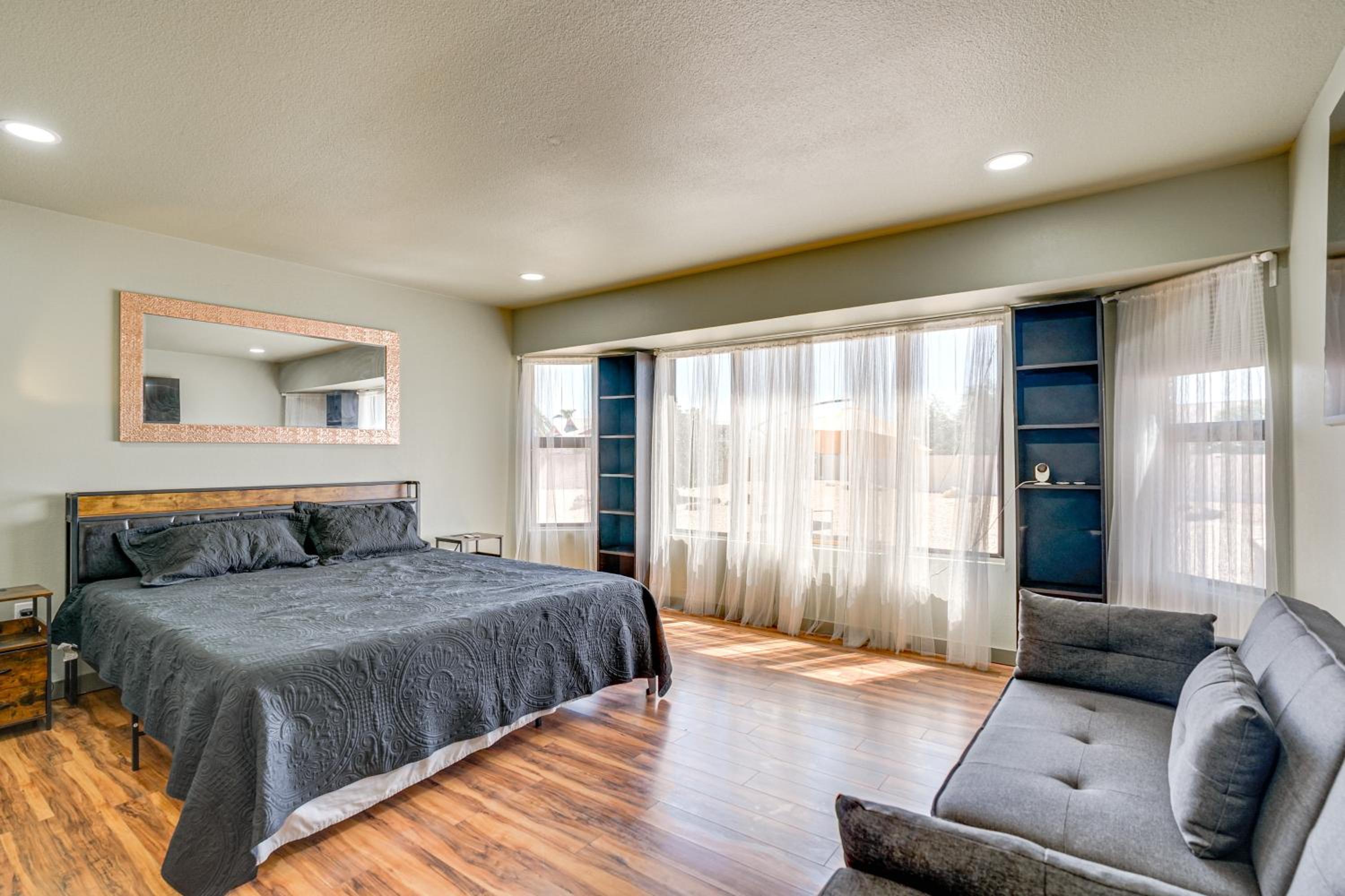 Families Welcome! Dog-Friendly Glendale Home