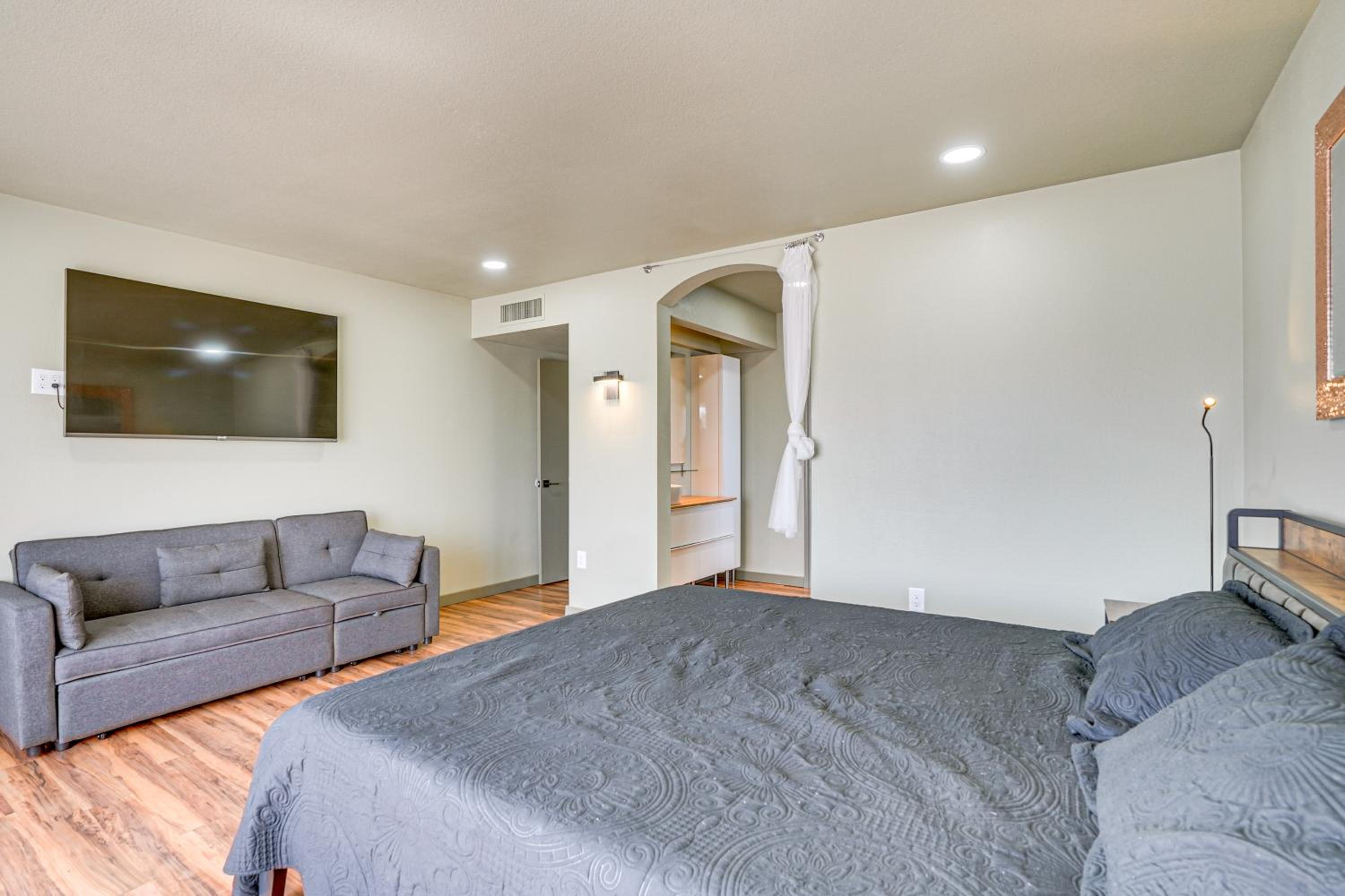 Families Welcome! Dog-Friendly Glendale Home