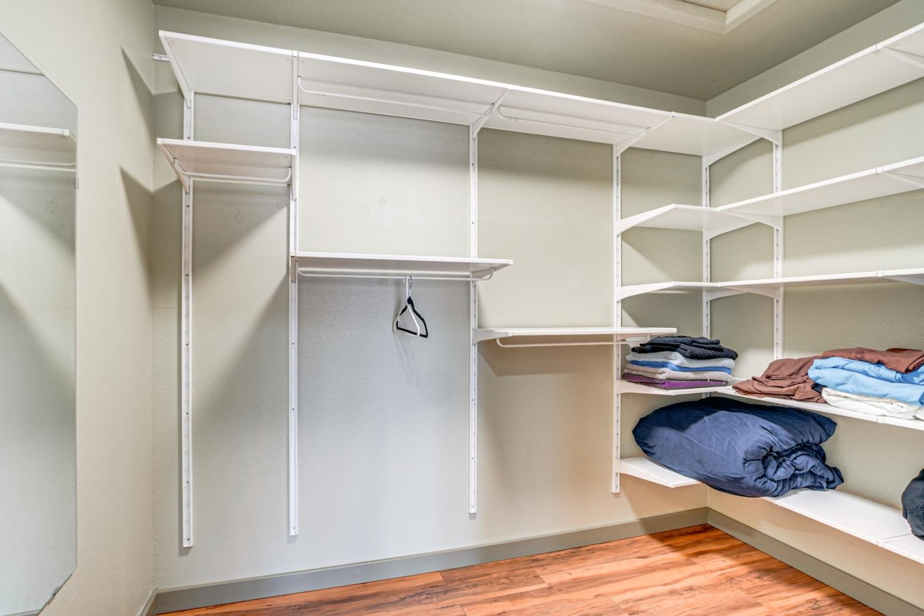 Families Welcome! Dog-Friendly Glendale Home