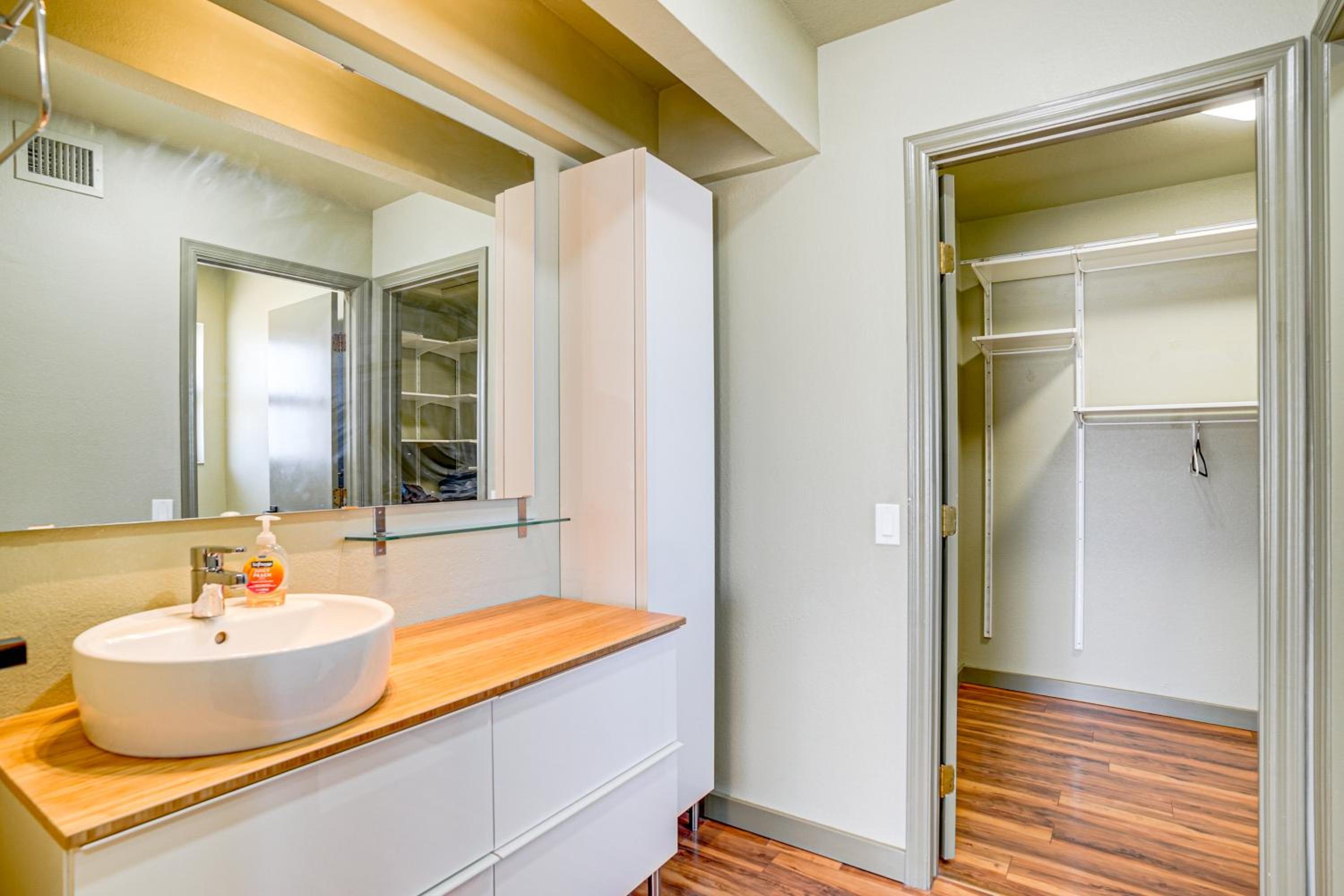 Families Welcome! Dog-Friendly Glendale Home