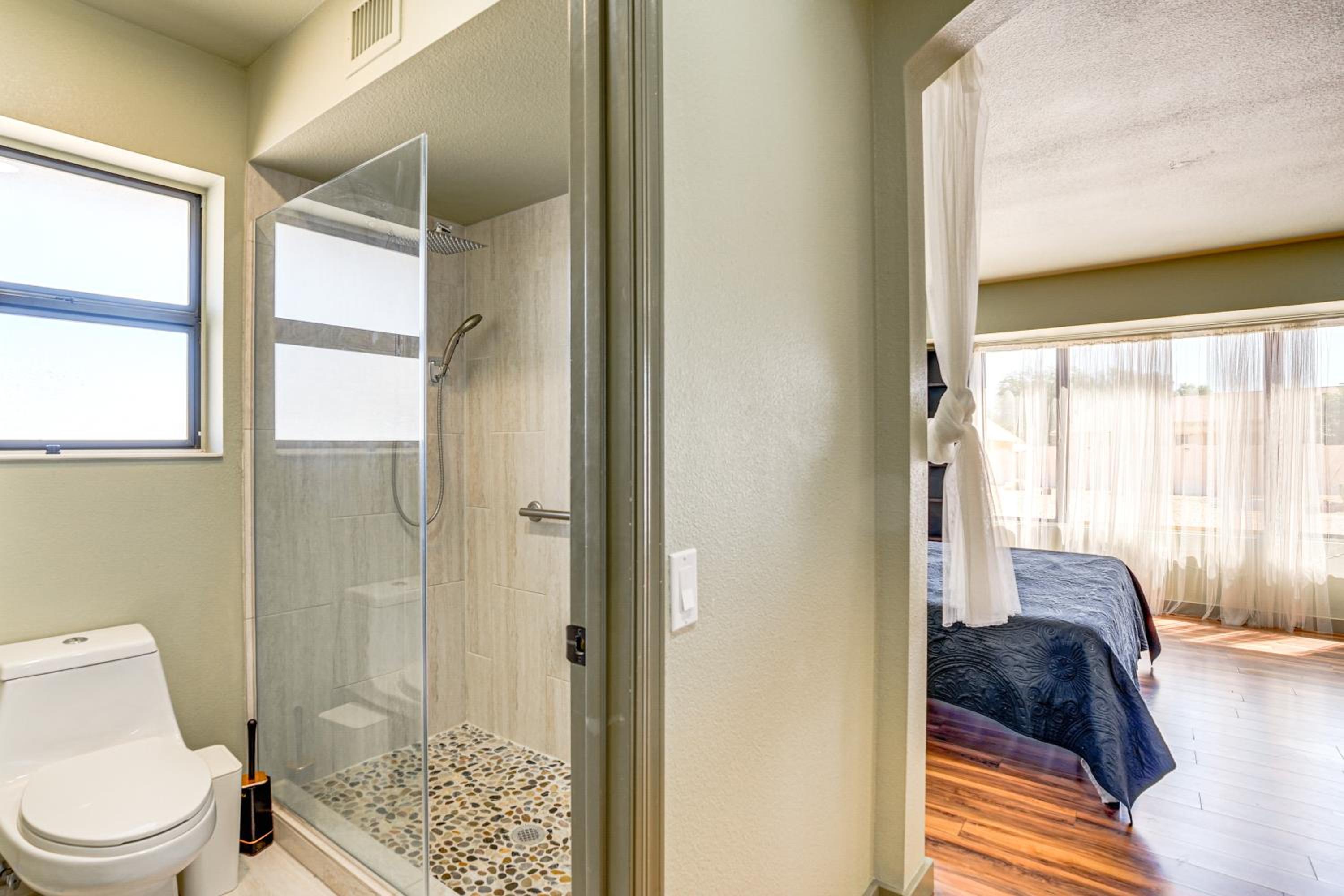 Families Welcome! Dog-Friendly Glendale Home