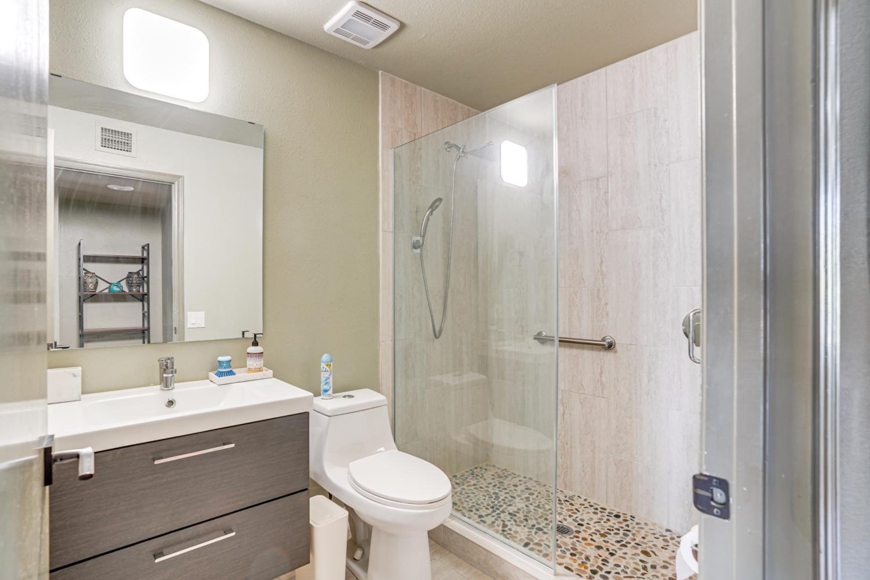 Families Welcome! Dog-Friendly Glendale Home