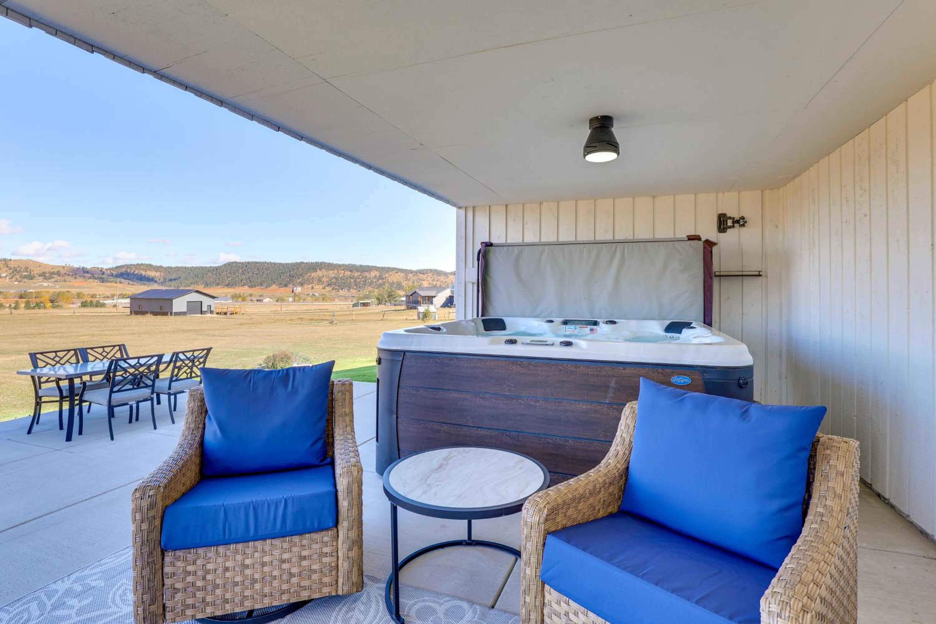 Mtn Views, Hot Tub and Fire Pit Black Hills Retreat