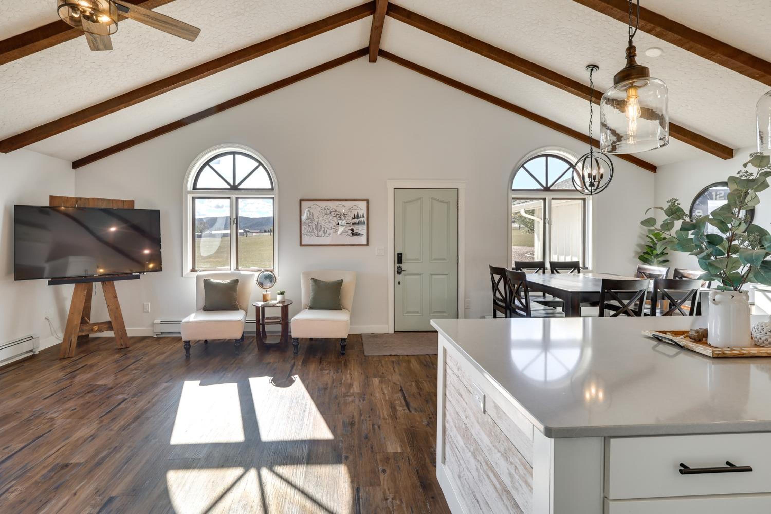 Mtn Views, Hot Tub and Fire Pit Black Hills Retreat