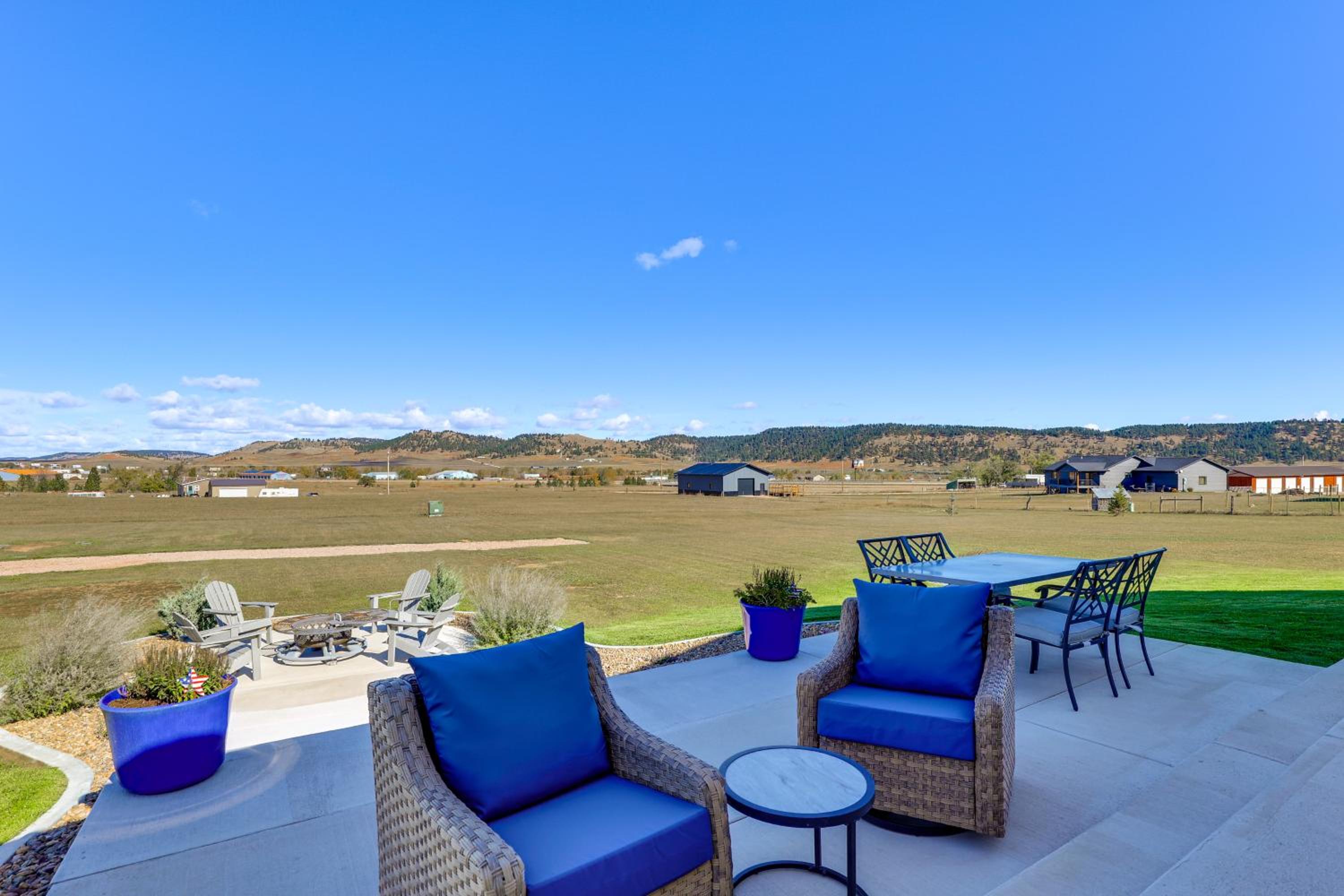 Mtn Views, Hot Tub and Fire Pit Black Hills Retreat