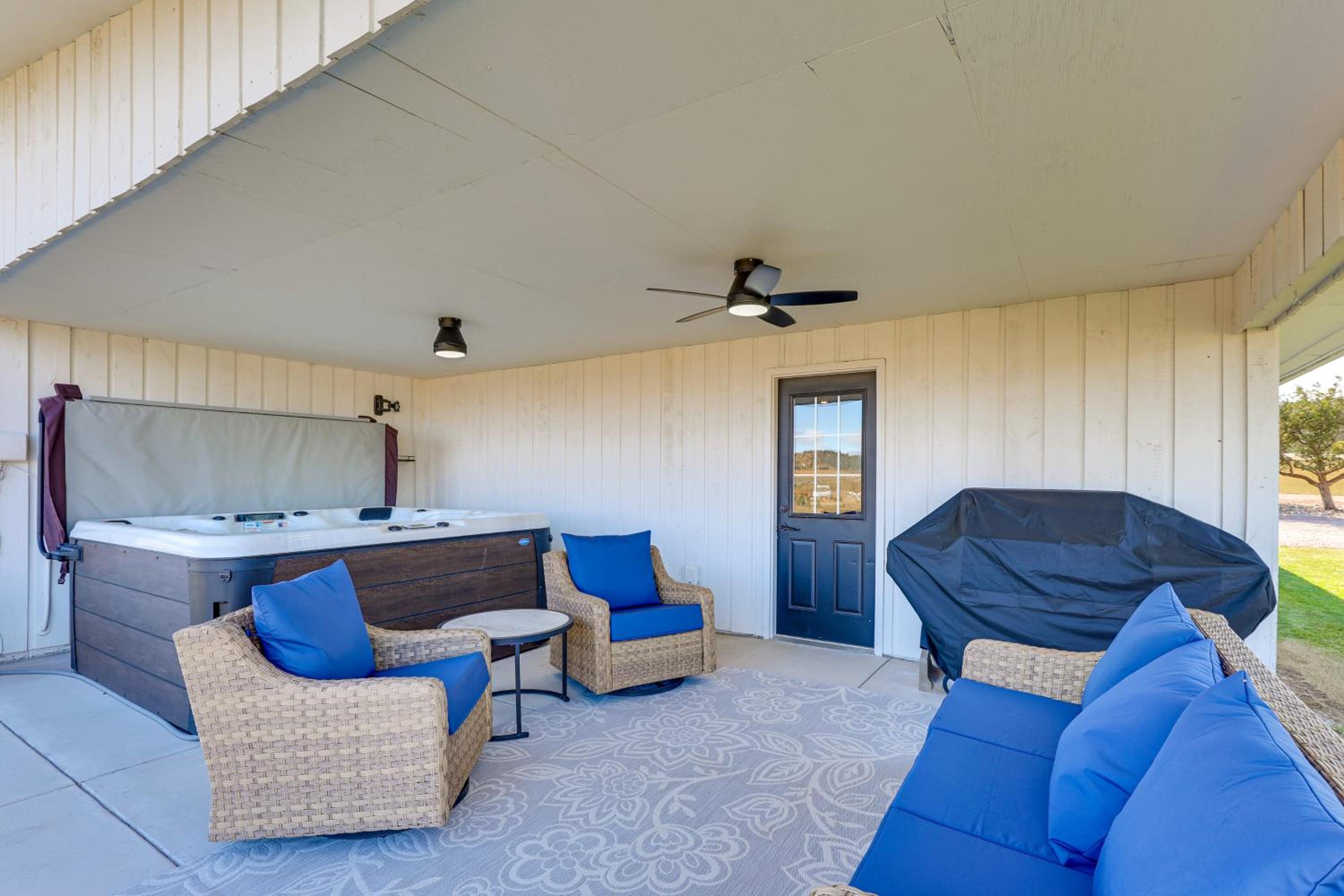 Mtn Views, Hot Tub and Fire Pit Black Hills Retreat