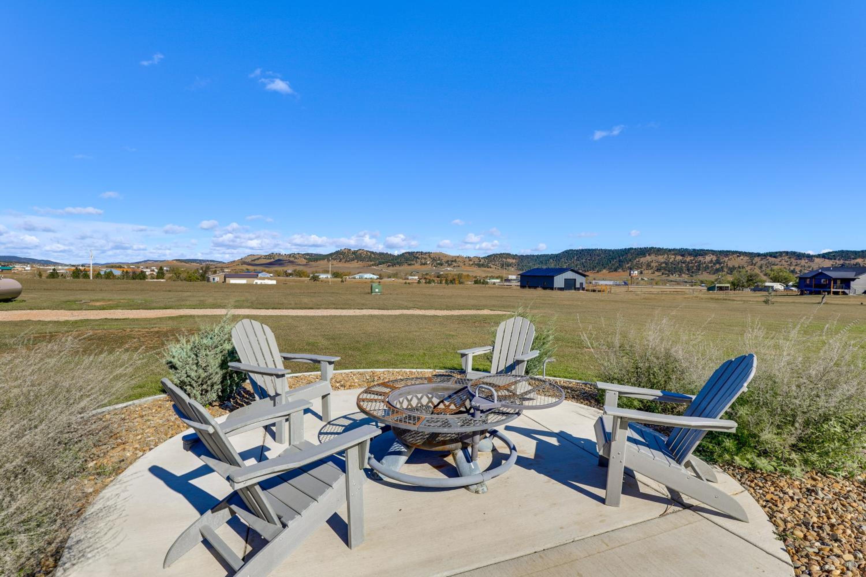 Mtn Views, Hot Tub and Fire Pit Black Hills Retreat