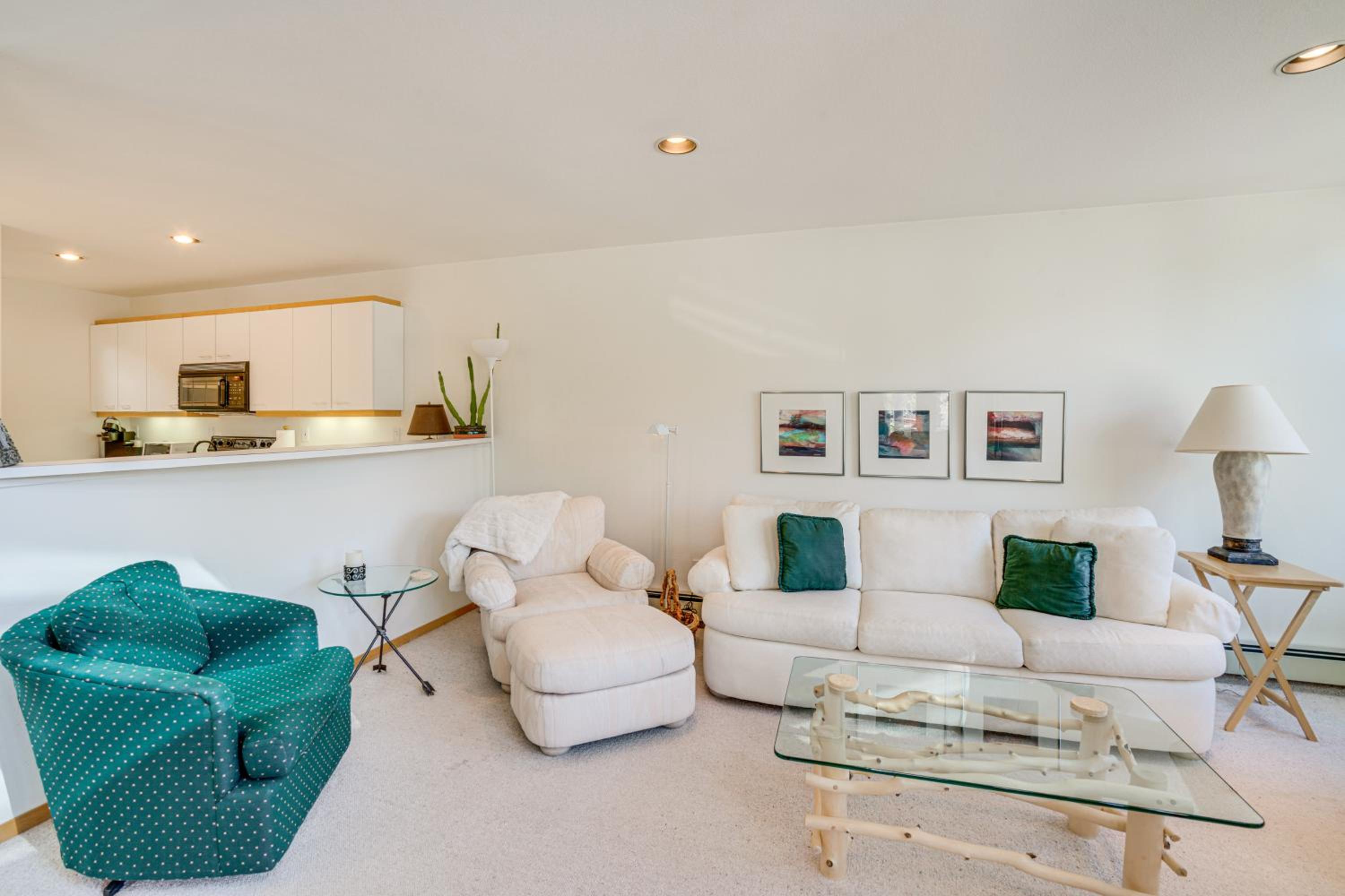 Mtn-View Deck, Workspace! Walkable Frisco Condo