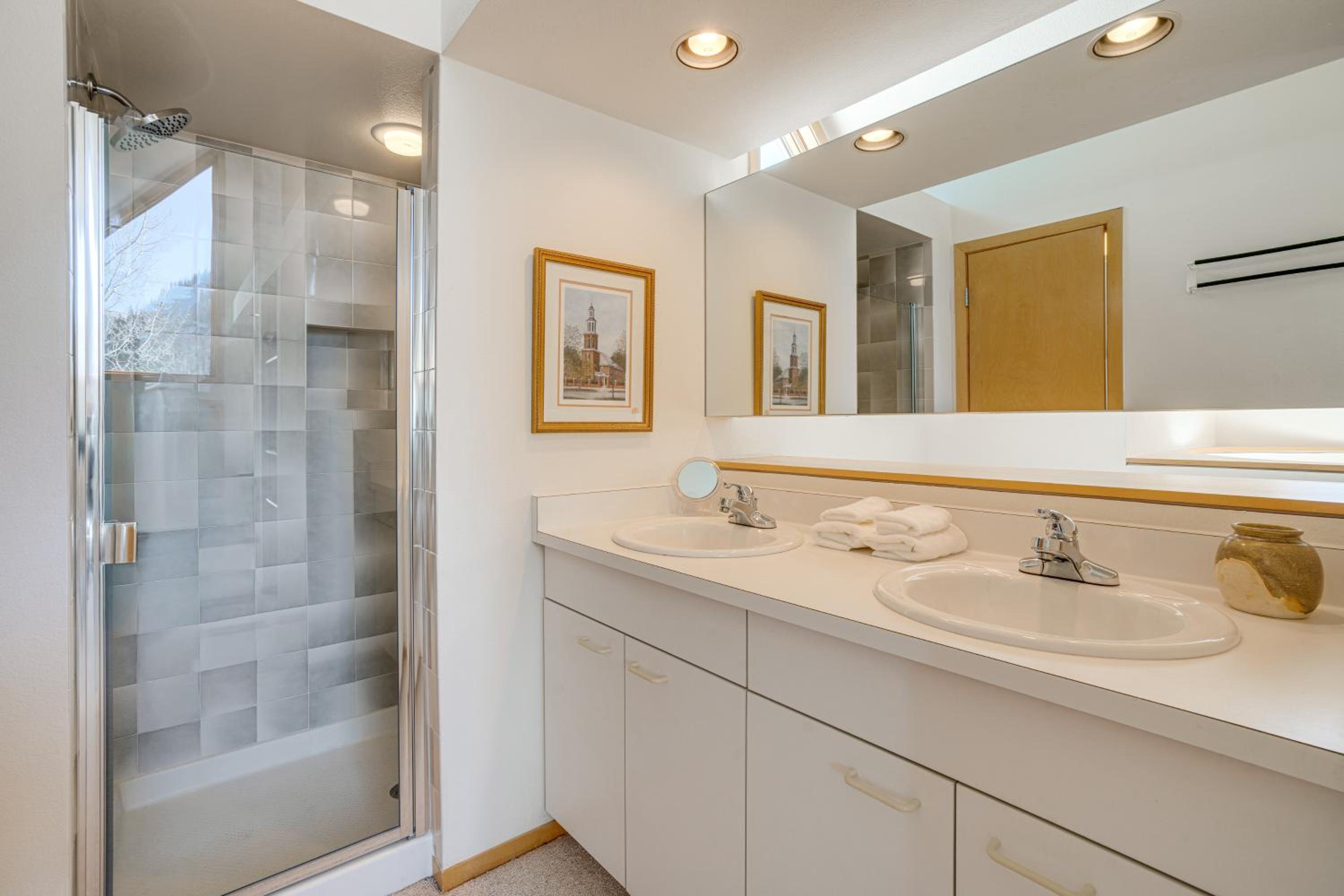 Mtn-View Deck, Workspace! Walkable Frisco Condo