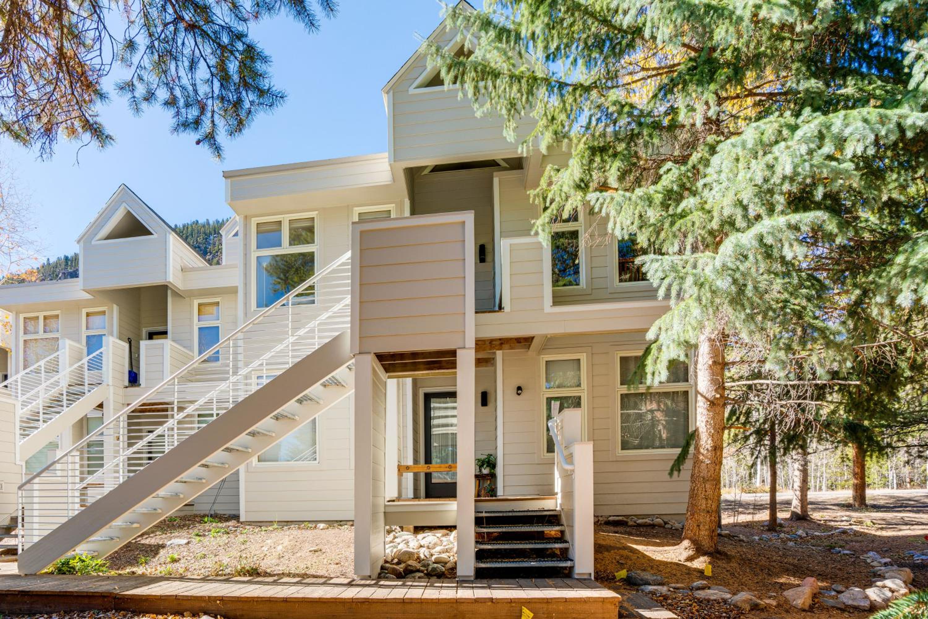 Mtn-View Deck, Workspace! Walkable Frisco Condo