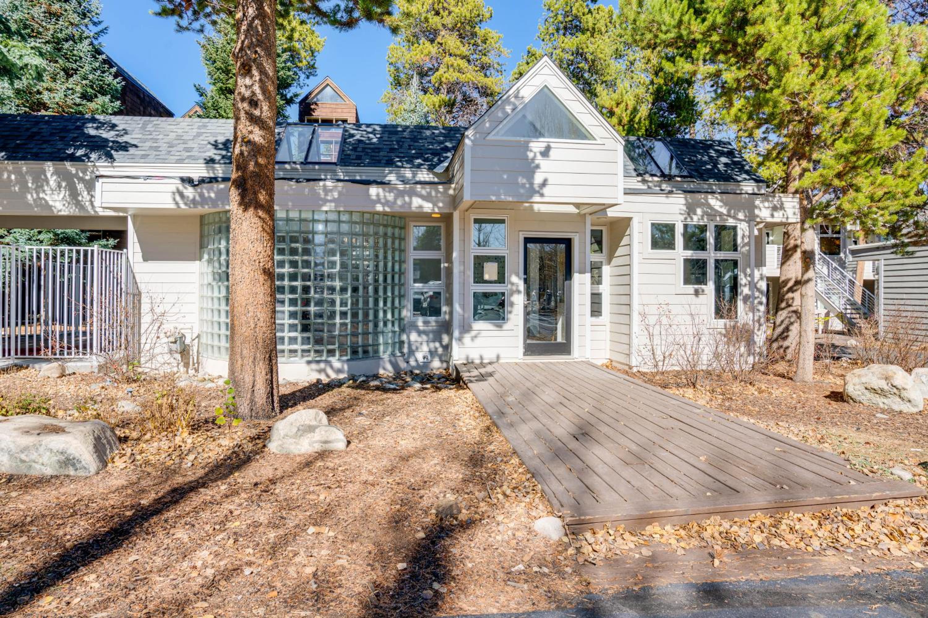 Mtn-View Deck, Workspace! Walkable Frisco Condo