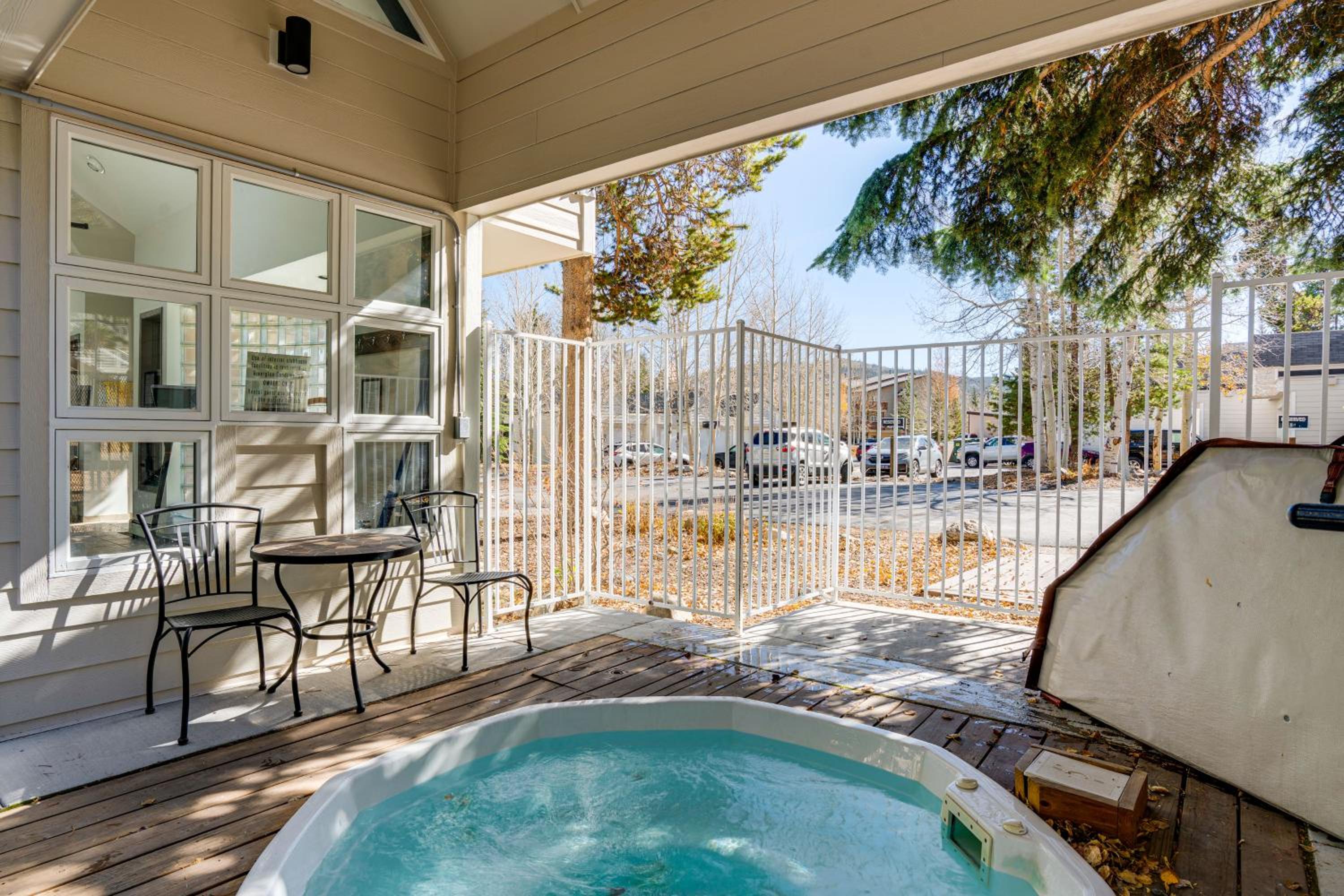 Mtn-View Deck, Workspace! Walkable Frisco Condo