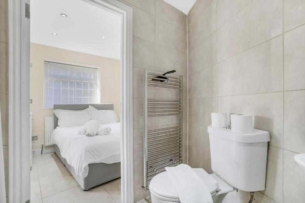5-Bed House with Garden Near Warner Bros Studios